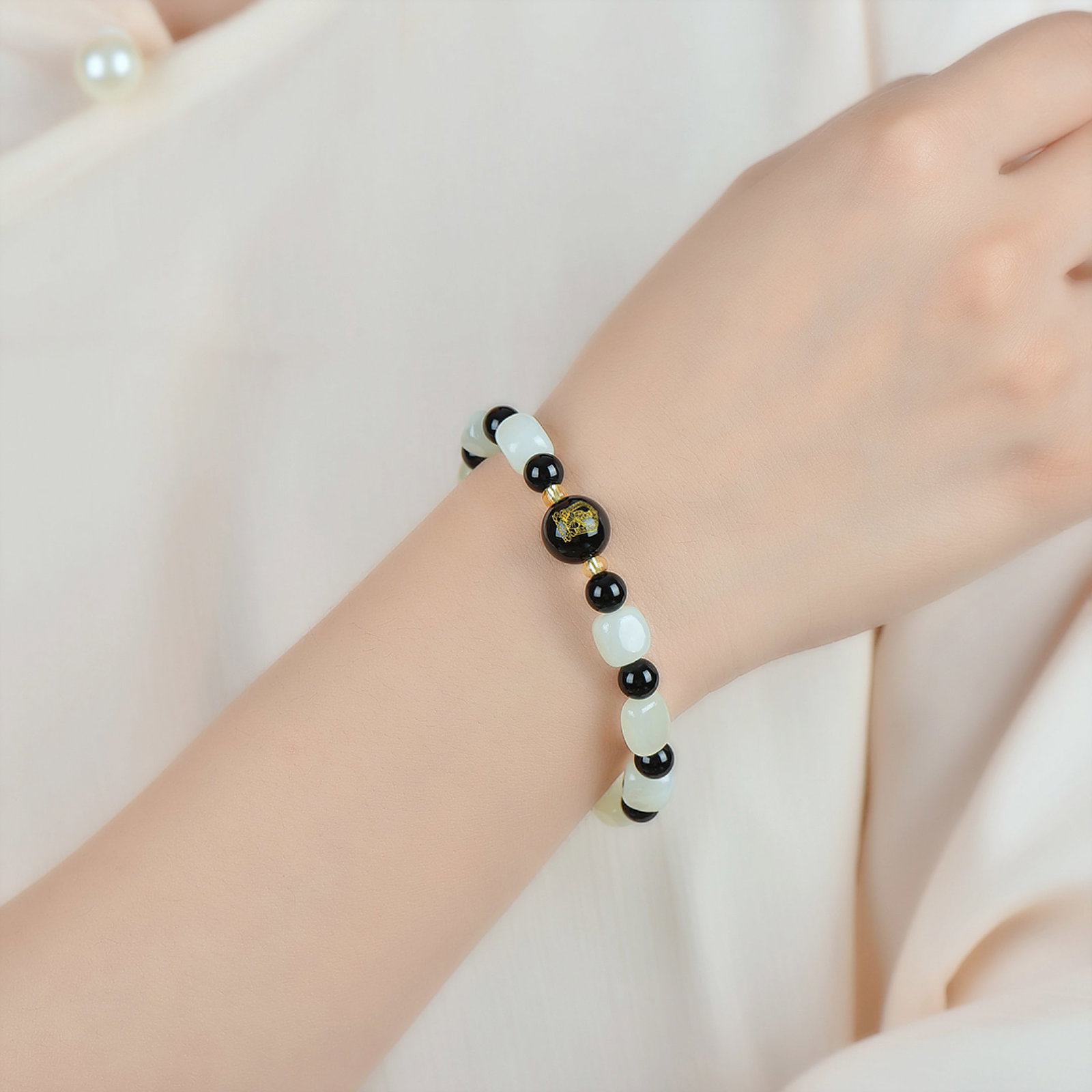 An Exquisite White Jade Bracelets: An Exquisite White Jade Bracelets 白玉手串
