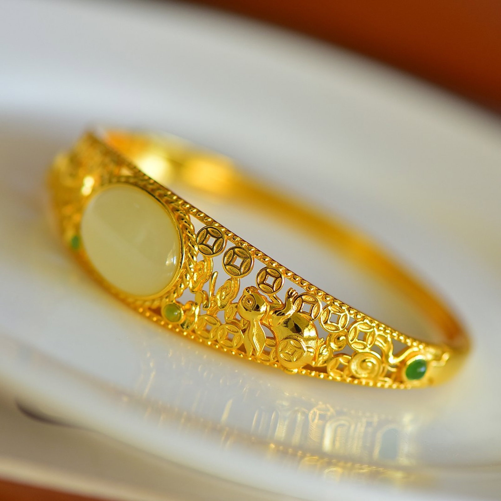 An Exquisite Sterling Silver-Gold Plated Inlaid White Jade Bracelets,Inlaid Jasper: An Exquisite Sterling Silver-Gold Plated Inlaid White Jade Bracelets,Inlaid Jasper,Size:13mmx18mm 纯银镀金镶白玉手镯,嵌碧玉