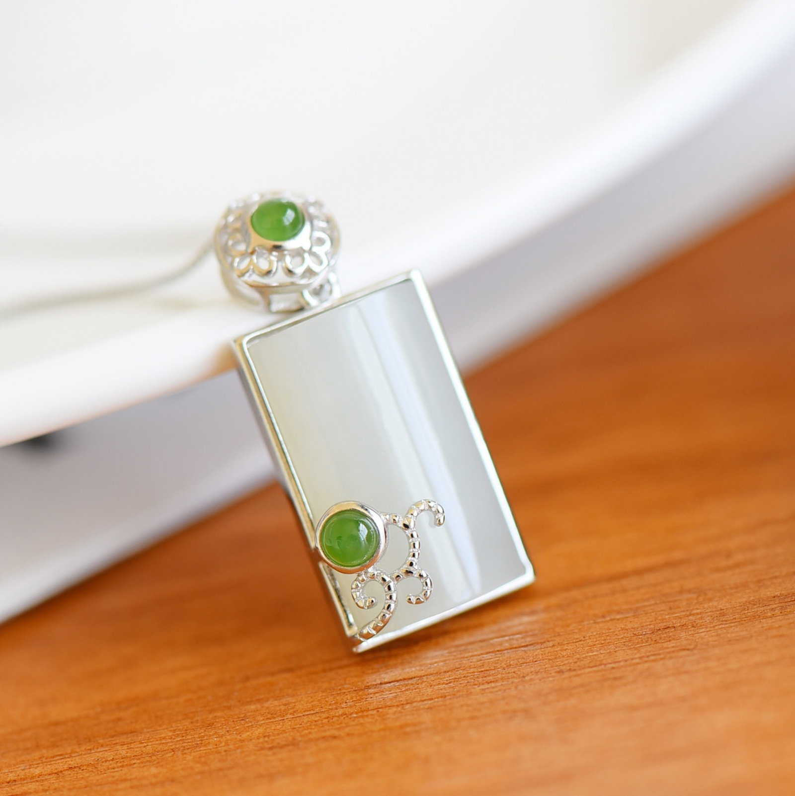 An Exquisite Sterling Silver Inlaid White Jade Pendant: An Exquisite Sterling Silver Inlaid White Jade Pendant,Size:11mmx19mm 纯银镶白玉吊坠