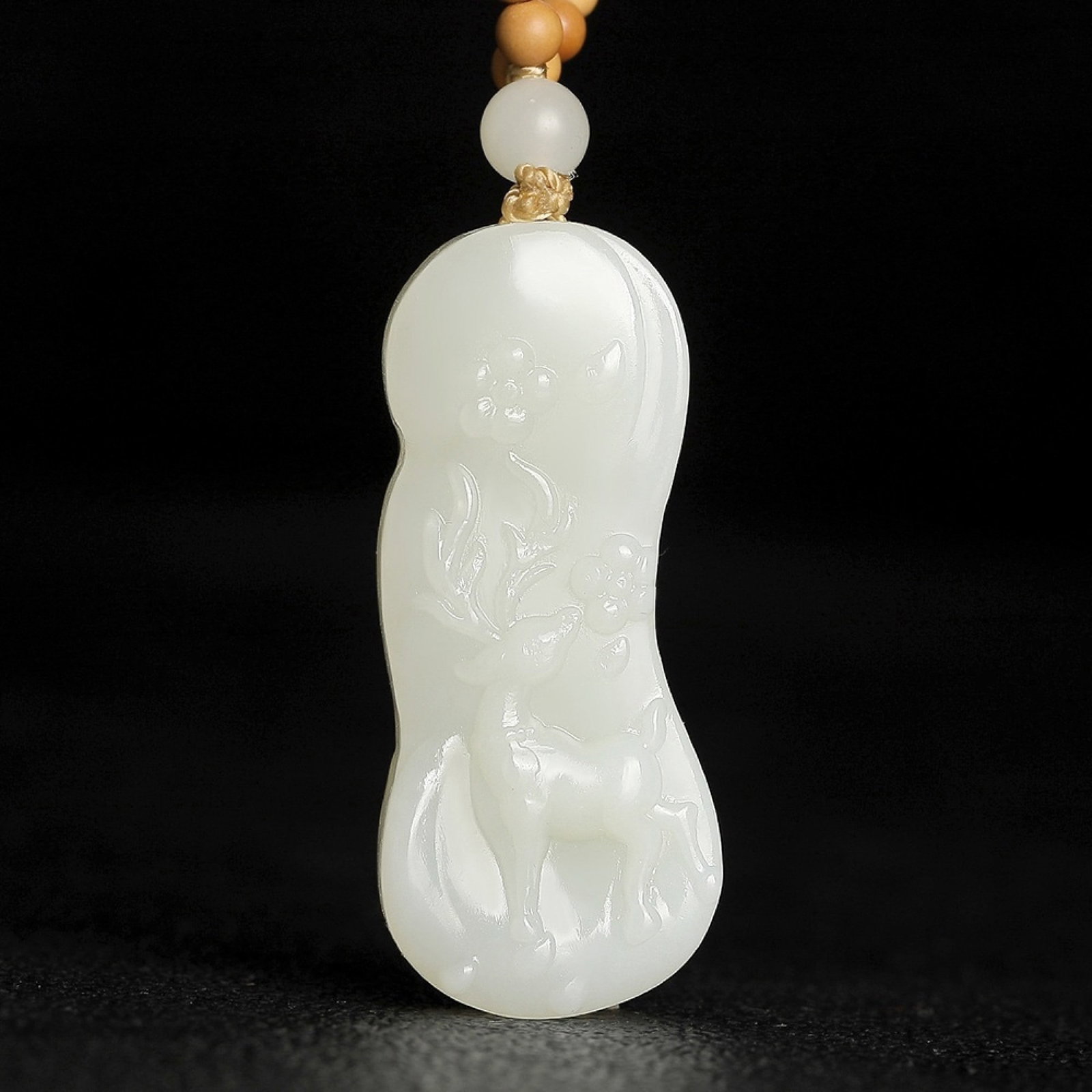 An Exquisite White Jade Sika Deer Pattern Pendant: An Exquisite White Jade Sika Deer Pattern Pendant,Size:44mmx19mmx8mm 白玉梅花鹿纹挂件