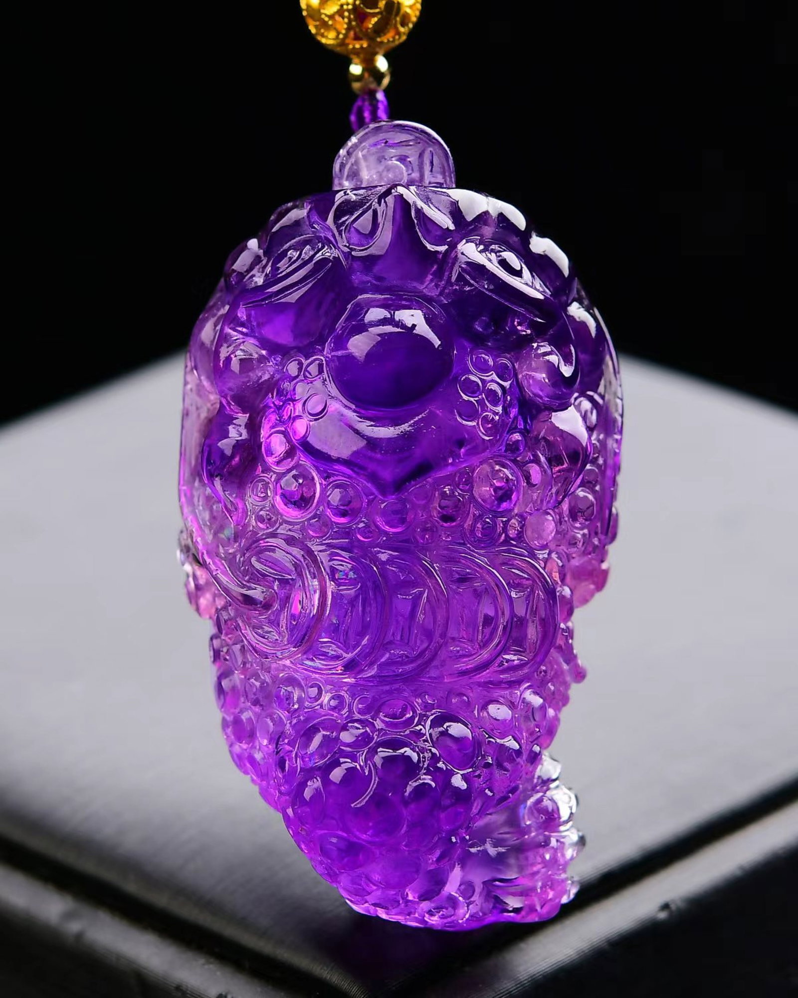 An Exquisite Crystal Golden Toad Pendant: An Exquisite Crystal Golden Toad Pendant,Size:55mmx30mmx26mm,Weight:76.3g 水晶金蟾吊坠