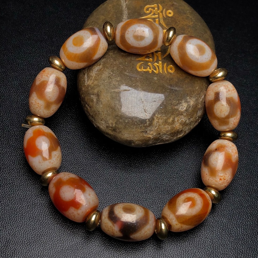 An Exquisite Dzi Bead Bracelets: An Exquisite Dzi Bead Bracelets,Size:18mmx12mm 天珠手串