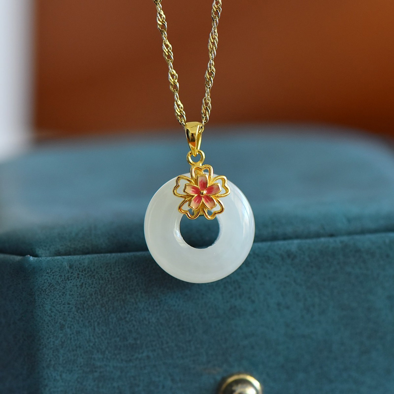 An Exquisite Sterling Silver-Gold Plated Inlaid White Jade Pendant: An Exquisite Sterling Silver-Gold Plated Inlaid White Jade Pendant,Size:15mmx15mm 纯银镀金镶白玉吊坠