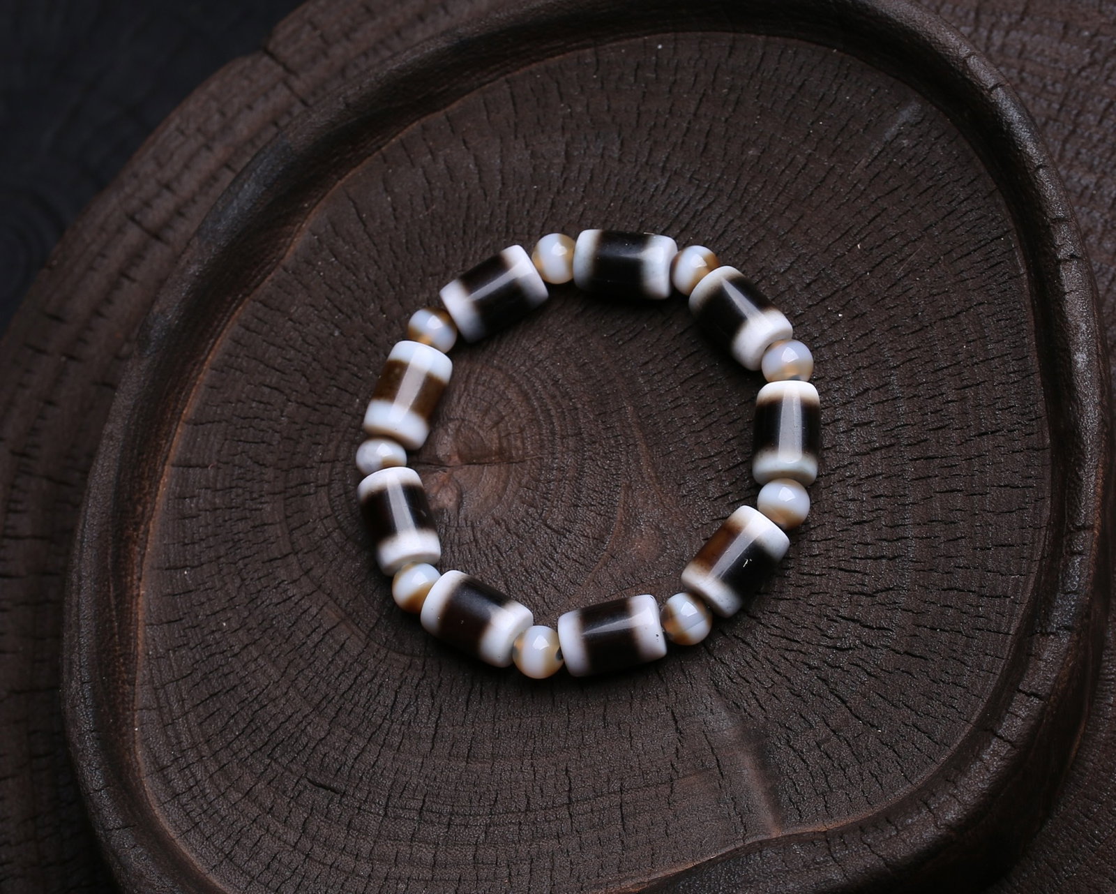 An Exquisite Agate Bracelets: An Exquisite Agate Bracelets,Size:16mmx11mm,Weight:36.8g 玛瑙手串 寓意:顺风顺水 除灾挡难 增加功