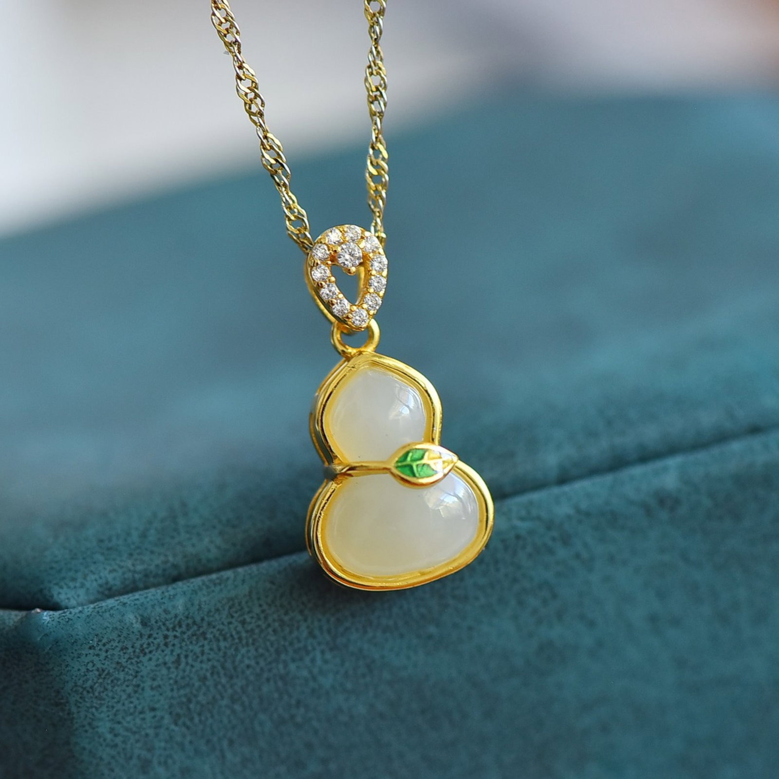 An Exquisite Sterling Silver-Gold Plated Inlaid White Jade Gourd Pendant: An Exquisite Sterling Silver-Gold Plated Inlaid White Jade Gourd Pendant,Size:9mmx11mm 纯银镀金镶白玉葫芦吊坠