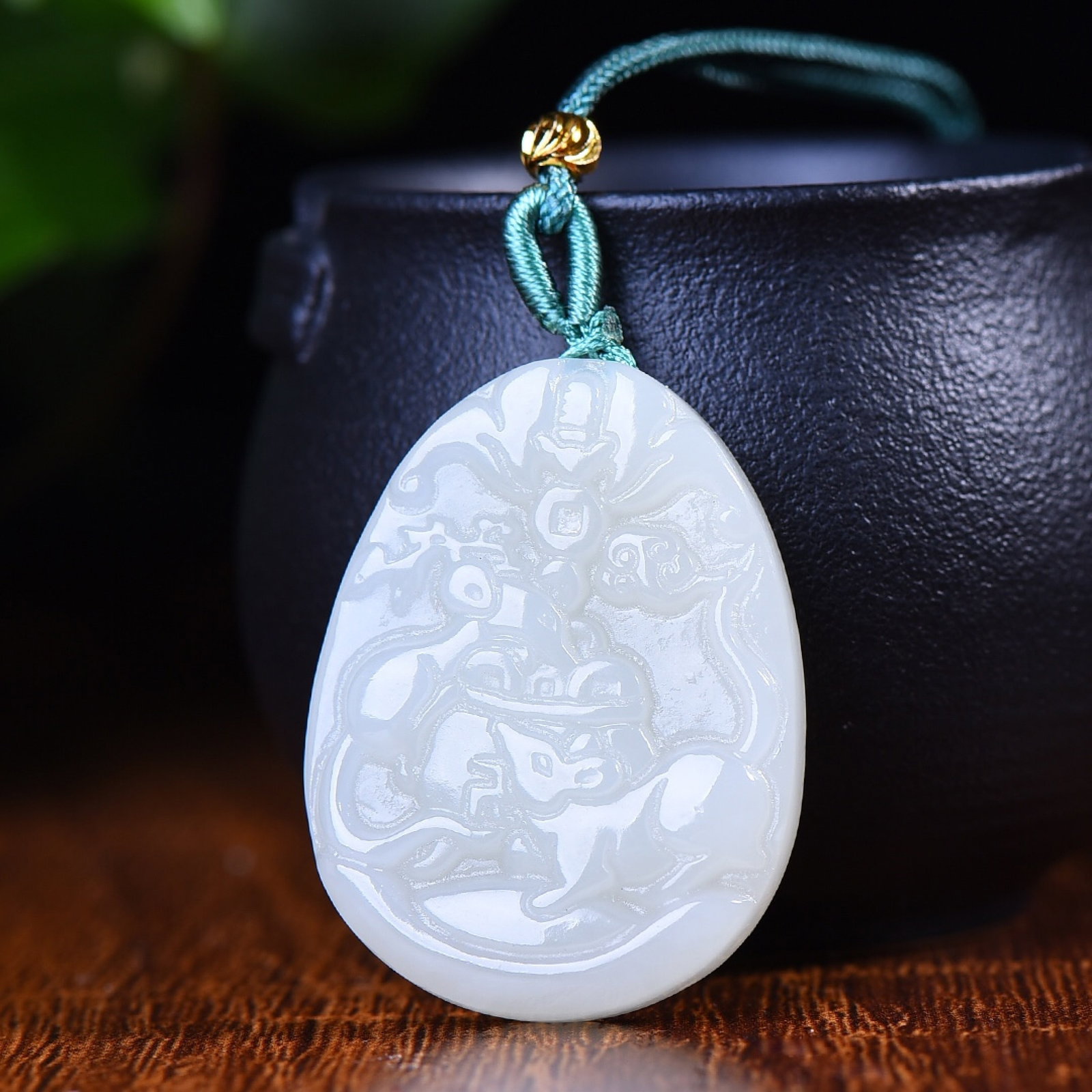An Exquisite White Jade Mouse Pattern Pendant: An Exquisite White Jade Mouse Pattern Pendant,Size:30mmx40mm (寓意)吉祥 鼠乃生肖先,金鼠福临门