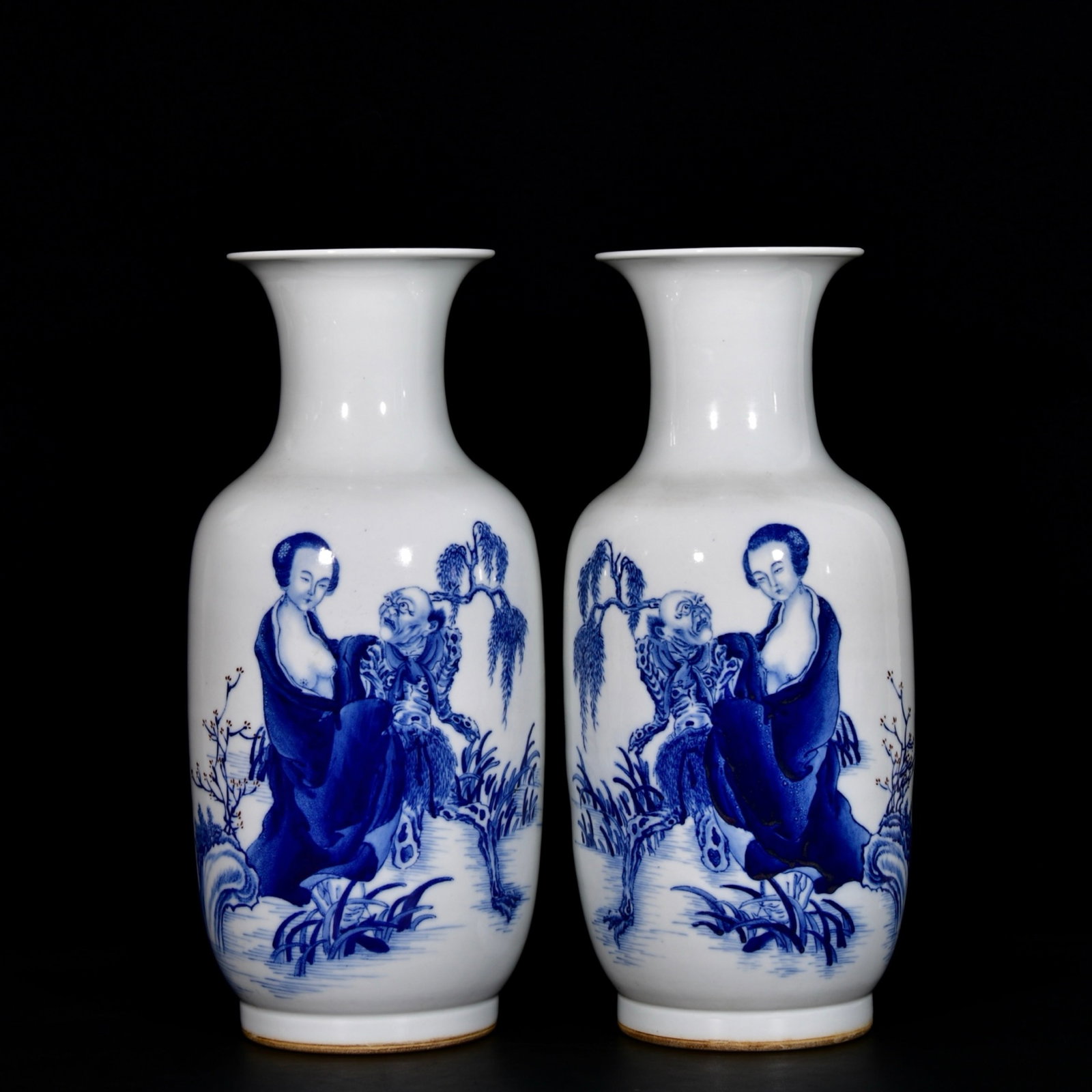 A Pair of Huge Blue and White Figure Pattern Vases,With Poem: A Pair of Huge Blue and White Figure Pattern Vases,With Poem,the Republic of China,With Mark,Size:15.7inx7.1in