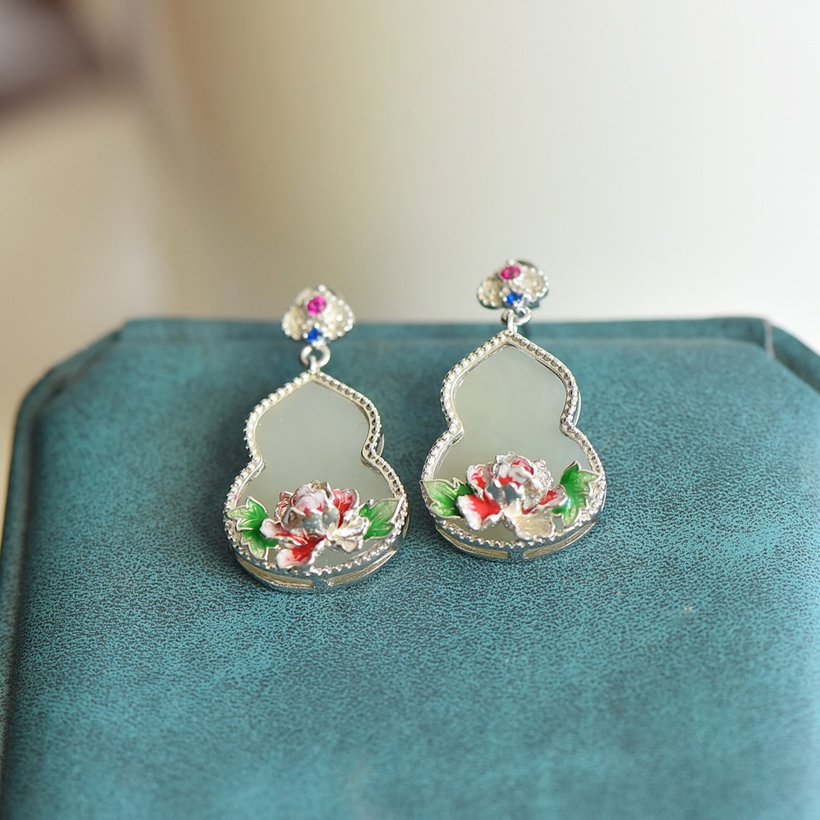 A Pair of Exquisite Sterling Silver Inlaid White Jade Gourd Earrings: A Pair of Exquisite Sterling Silver Inlaid White Jade Gourd Earrings,Size:13mmx17mm 一对纯银镶白玉葫芦耳环