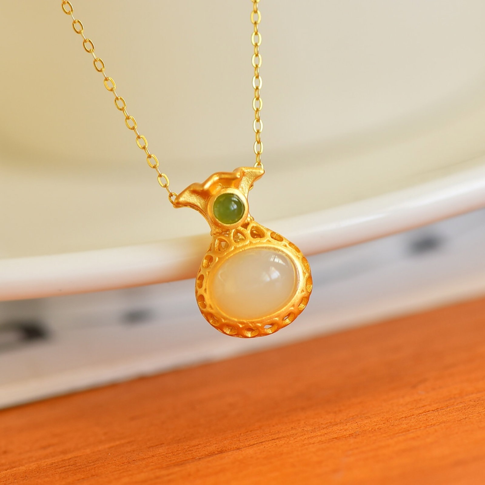 An Exquisite Sterling Silver-Gold Plated Inlaid White Jade Pendant,Inlaid Jasper: An Exquisite Sterling Silver-Gold Plated Inlaid White Jade Pendant,Inlaid Jasper,Size:9mmx11mm