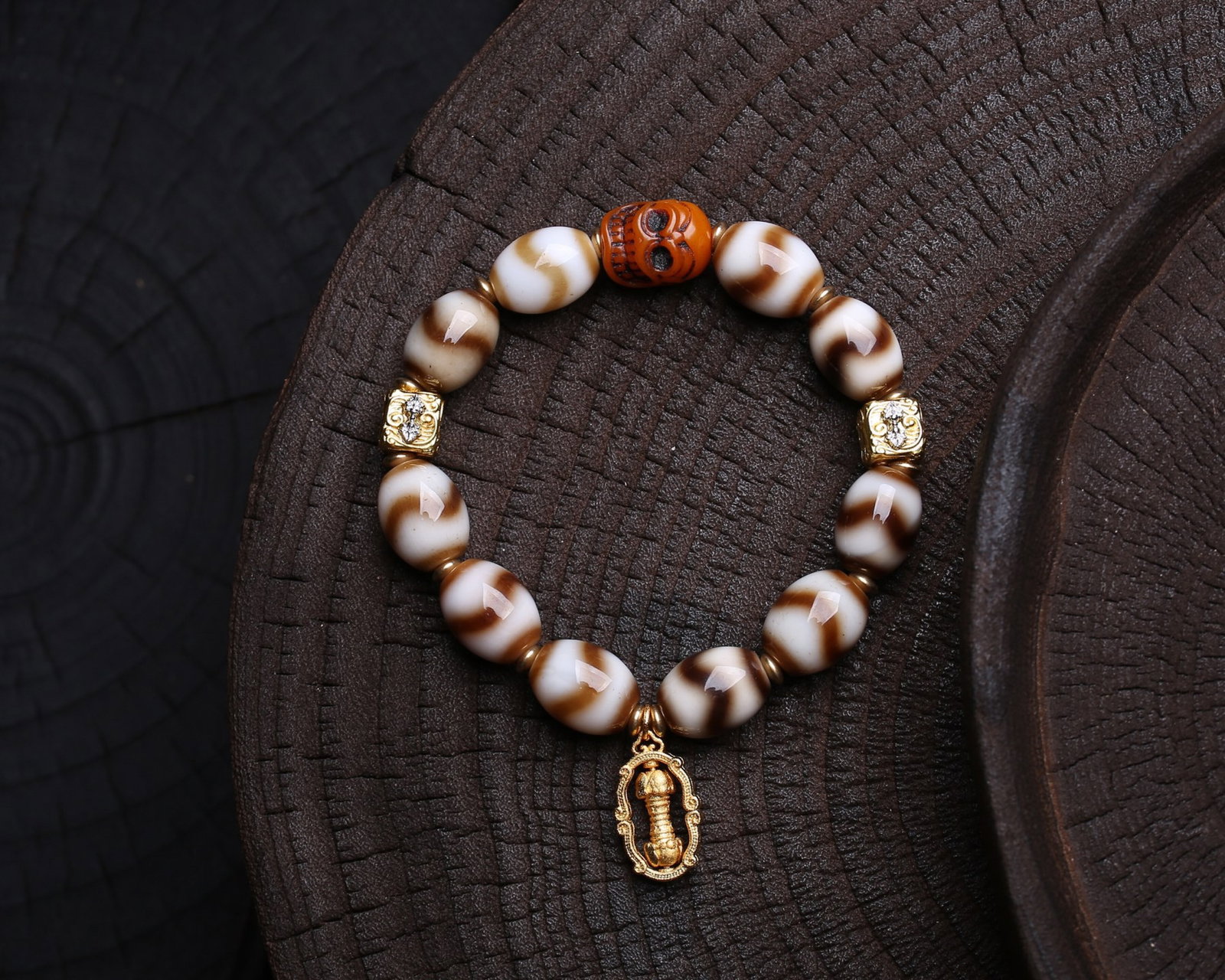 An Exquisite Dzi Bead Bracelets: An Exquisite Dzi Bead Bracelets,Size:15.5mmx12mm,Weight:49.4g 天珠手串