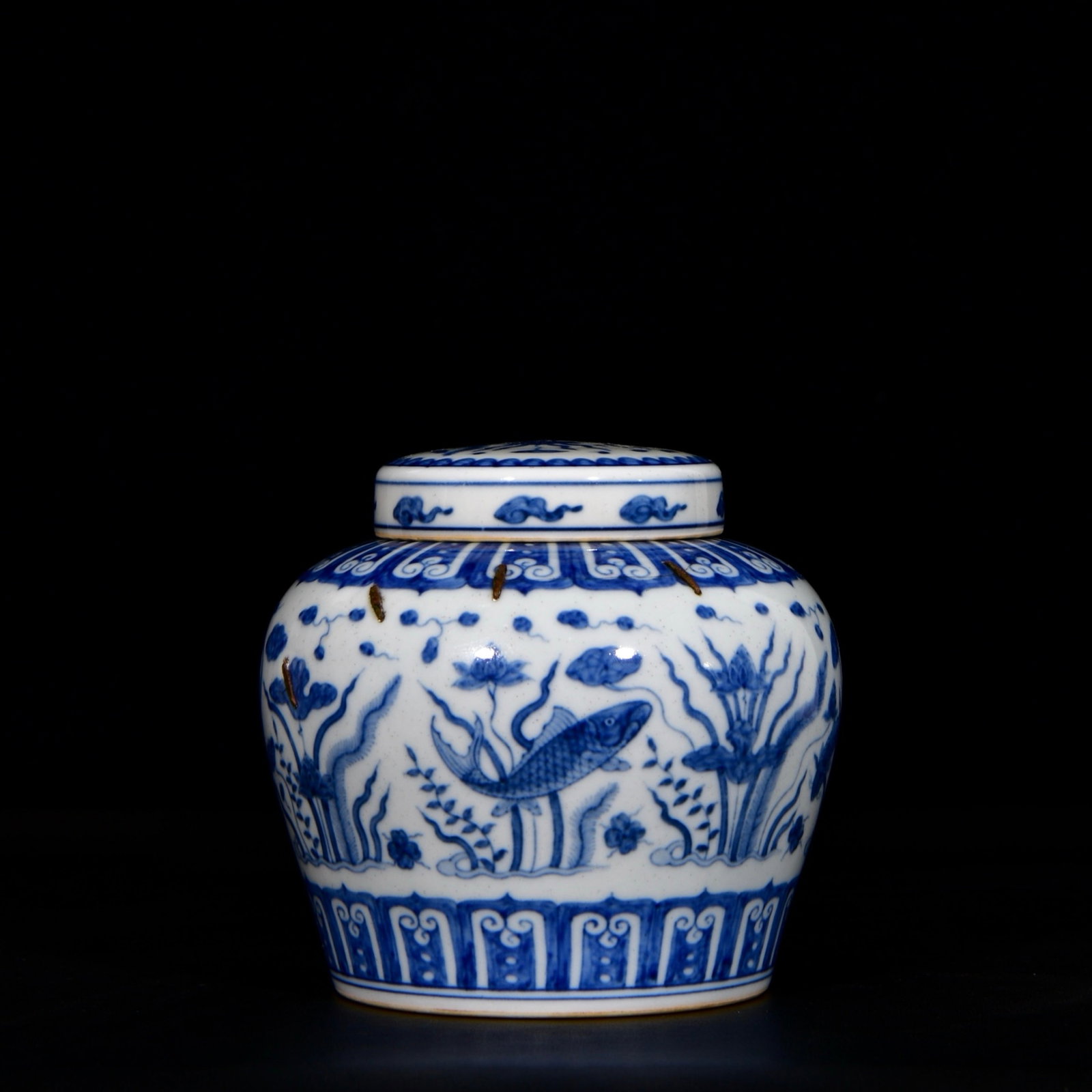 An Exquisite Blue and White Hornwort Pattern Jar with Cover: An Exquisite Blue and White Hornwort Pattern Jar with Cover,Ming Dynasty, China,Size:5.1inx5.9in 青花鱼藻纹盖罐,中国明代