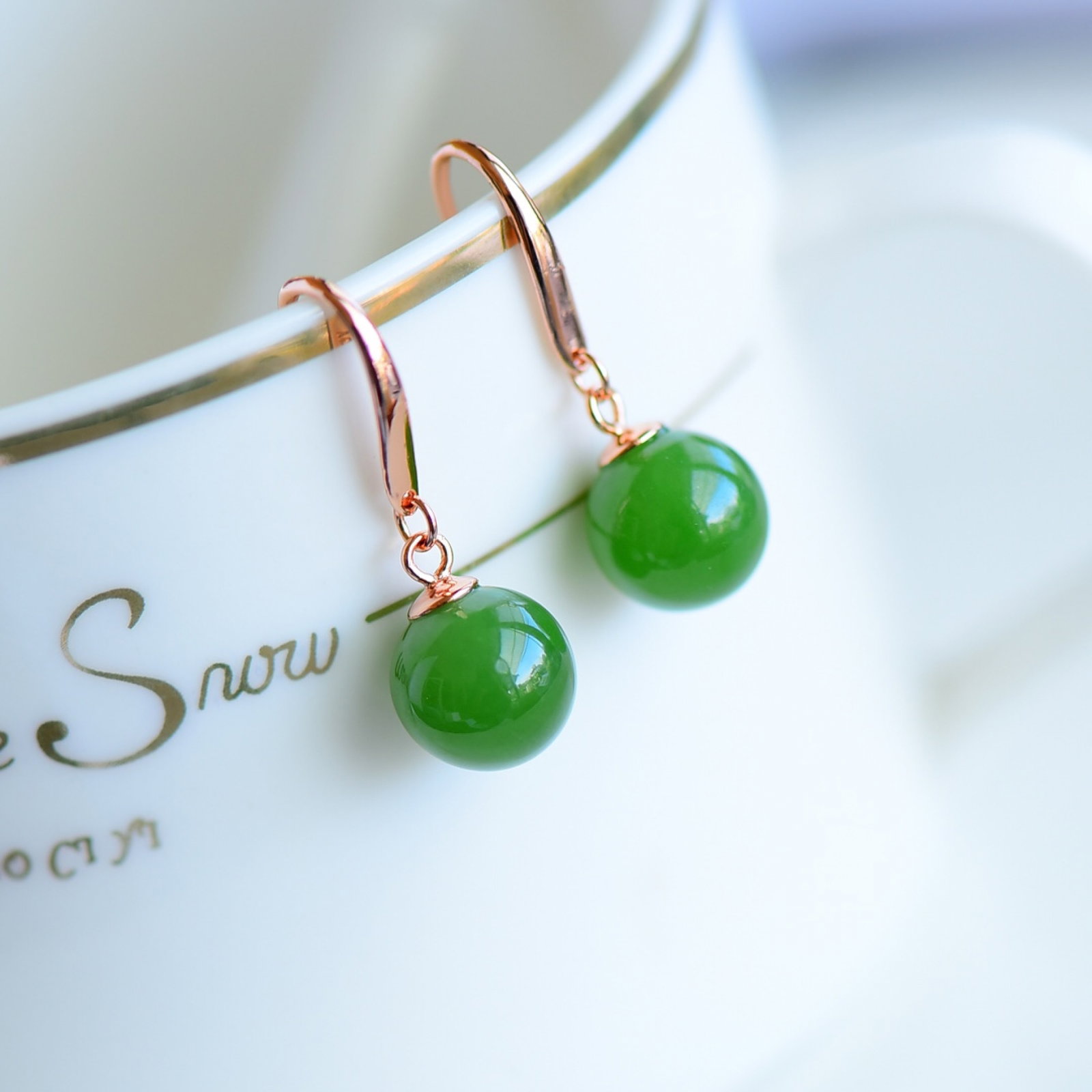 A Pair of Exquisite Sterling Silver-Gold Plated Inlaid Jasper Earrings: A Pair of Exquisite Sterling Silver-Gold Plated Inlaid Jasper Earrings,Size:10mmx10mm 一对纯银镀金镶碧玉耳环
