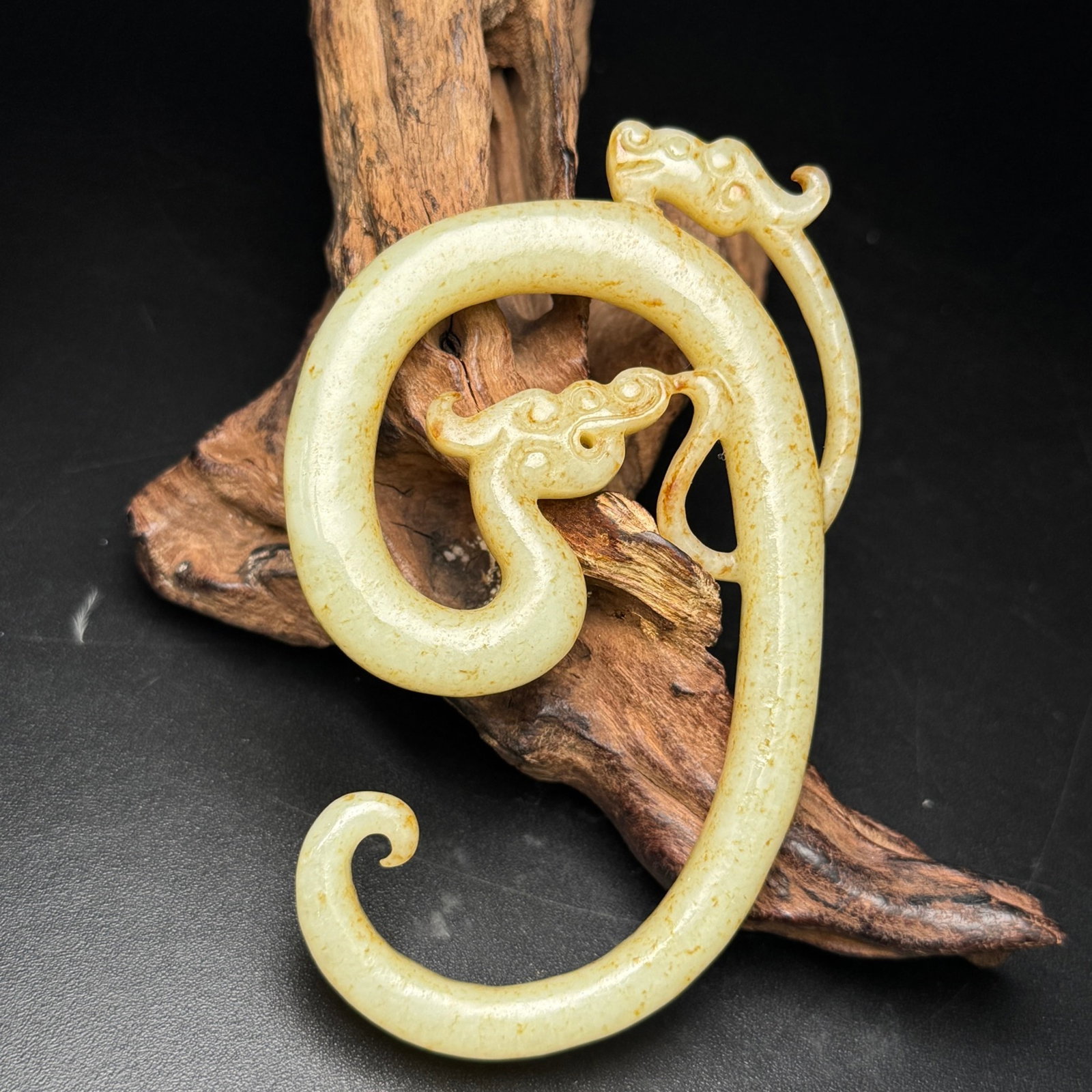 An Exquisite White Jade Dragon Pendant: An Exquisite White Jade Dragon Pendant,Qing Dynasty,China,Size:102mmx64mmx9mm,Weight:57g 白玉龙挂件,中国清代