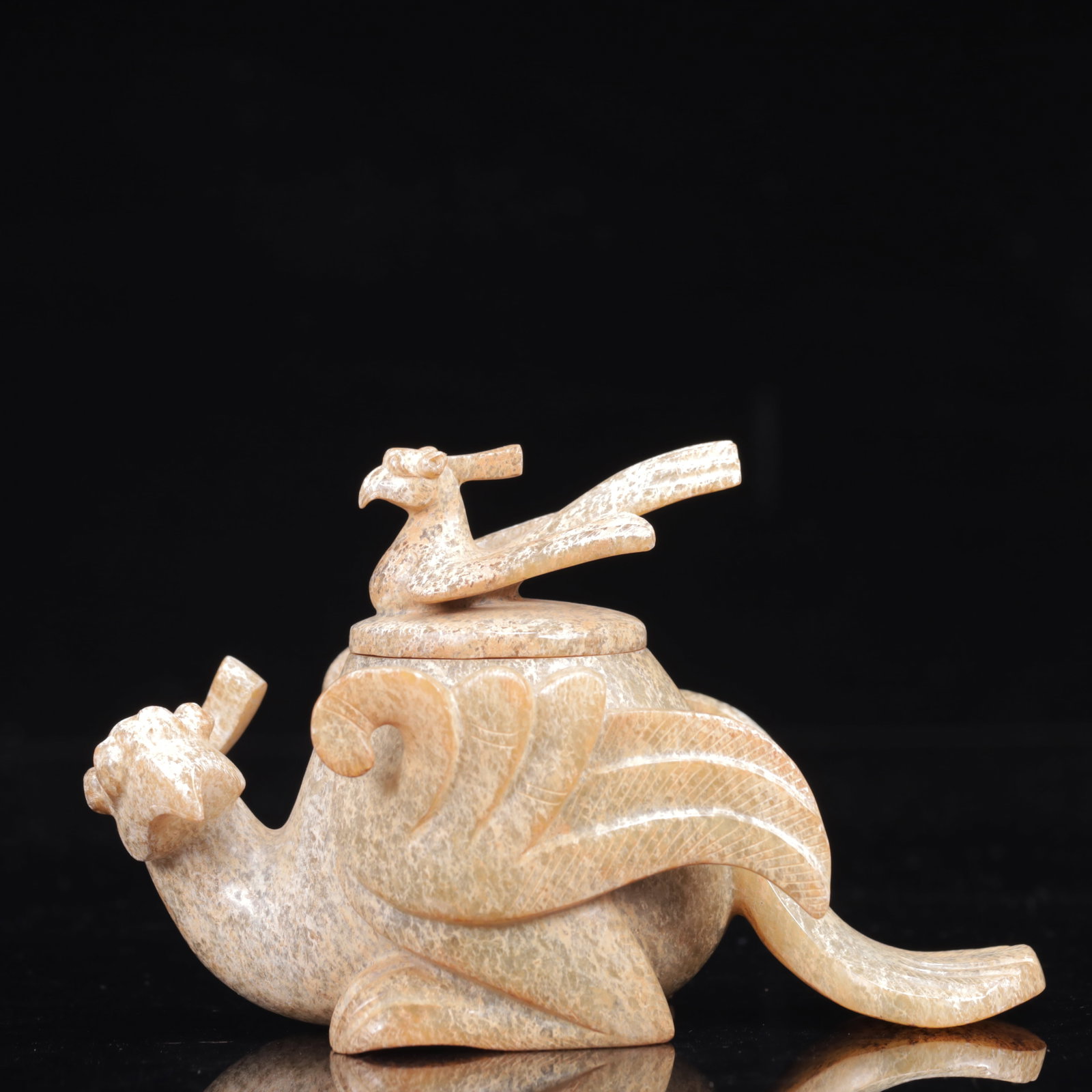 An Exquisite White Jade Phoenix Pot: An Exquisite White Jade Phoenix Pot,Qing Dynasty,China,Size:5.1inx2.8inx3.1in,Weight:376g 白玉凤壶,中国清代