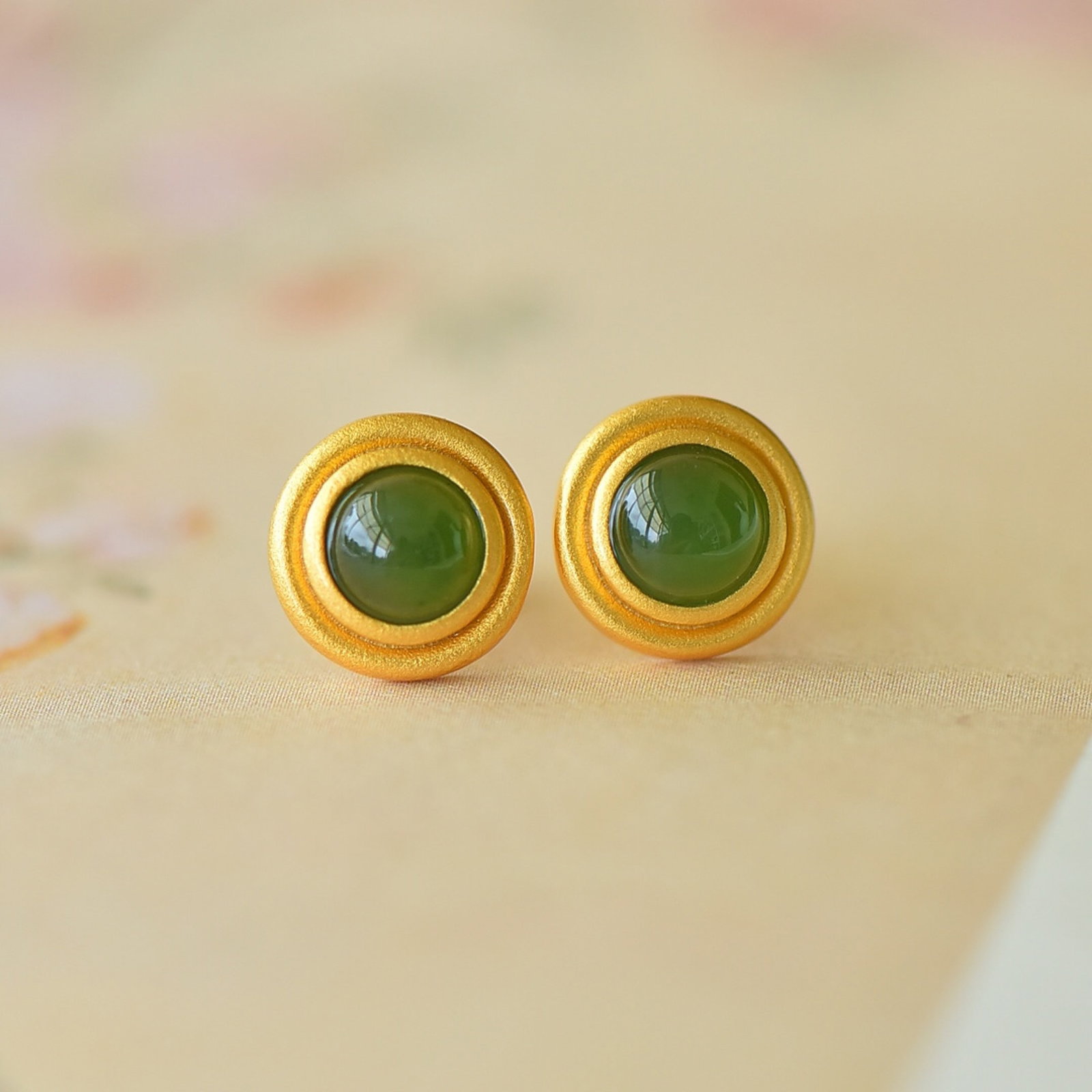 A Pair of Exquisite Sterling Silver-Gold Plated Inlaid Jasper Earrings: A Pair of Exquisite Sterling Silver-Gold Plated Inlaid Jasper Earrings 一对纯银镀金镶碧玉耳环