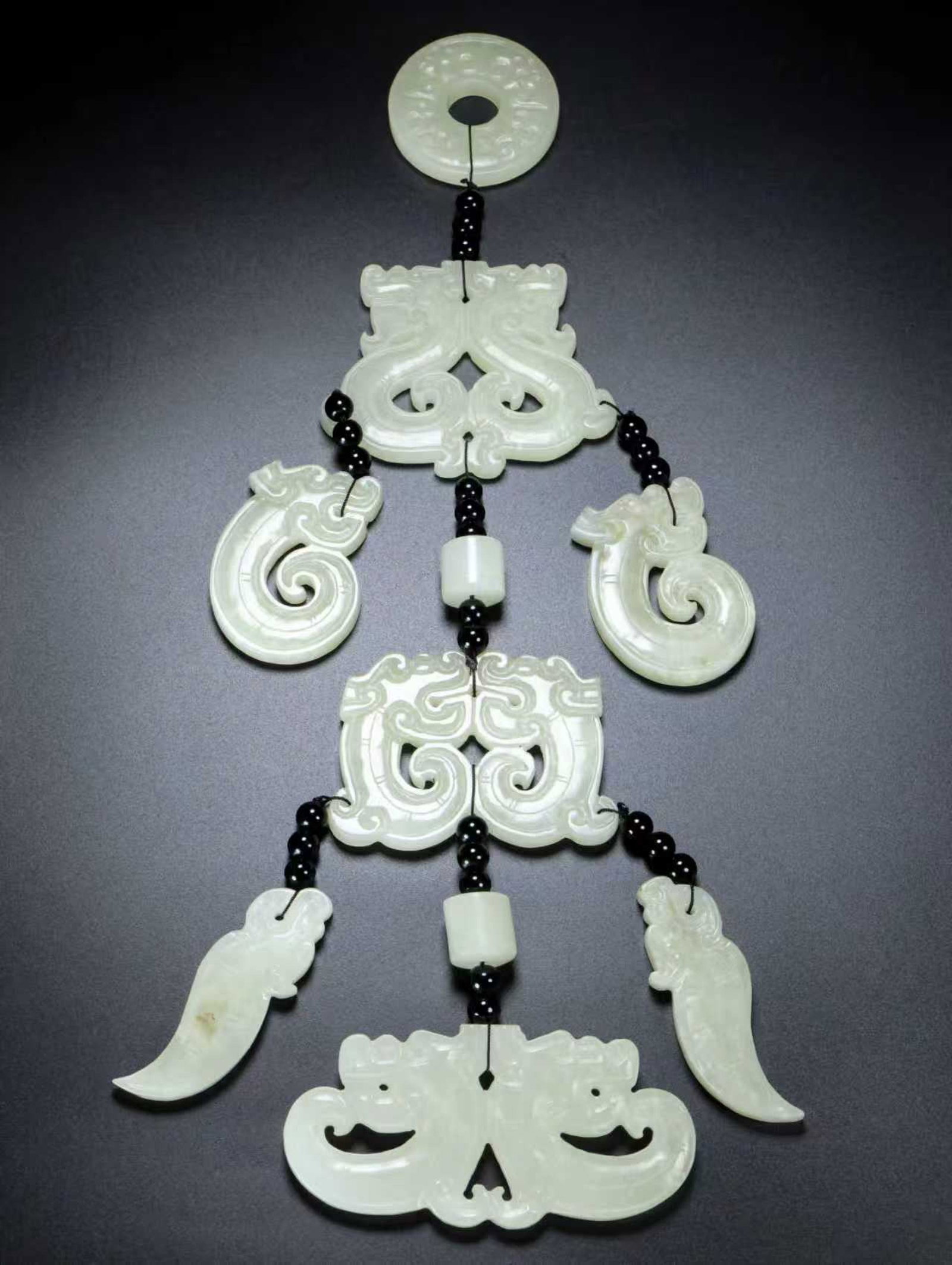 An Exquisite White Jade Dragon Pattern Pendant (1 of 9)