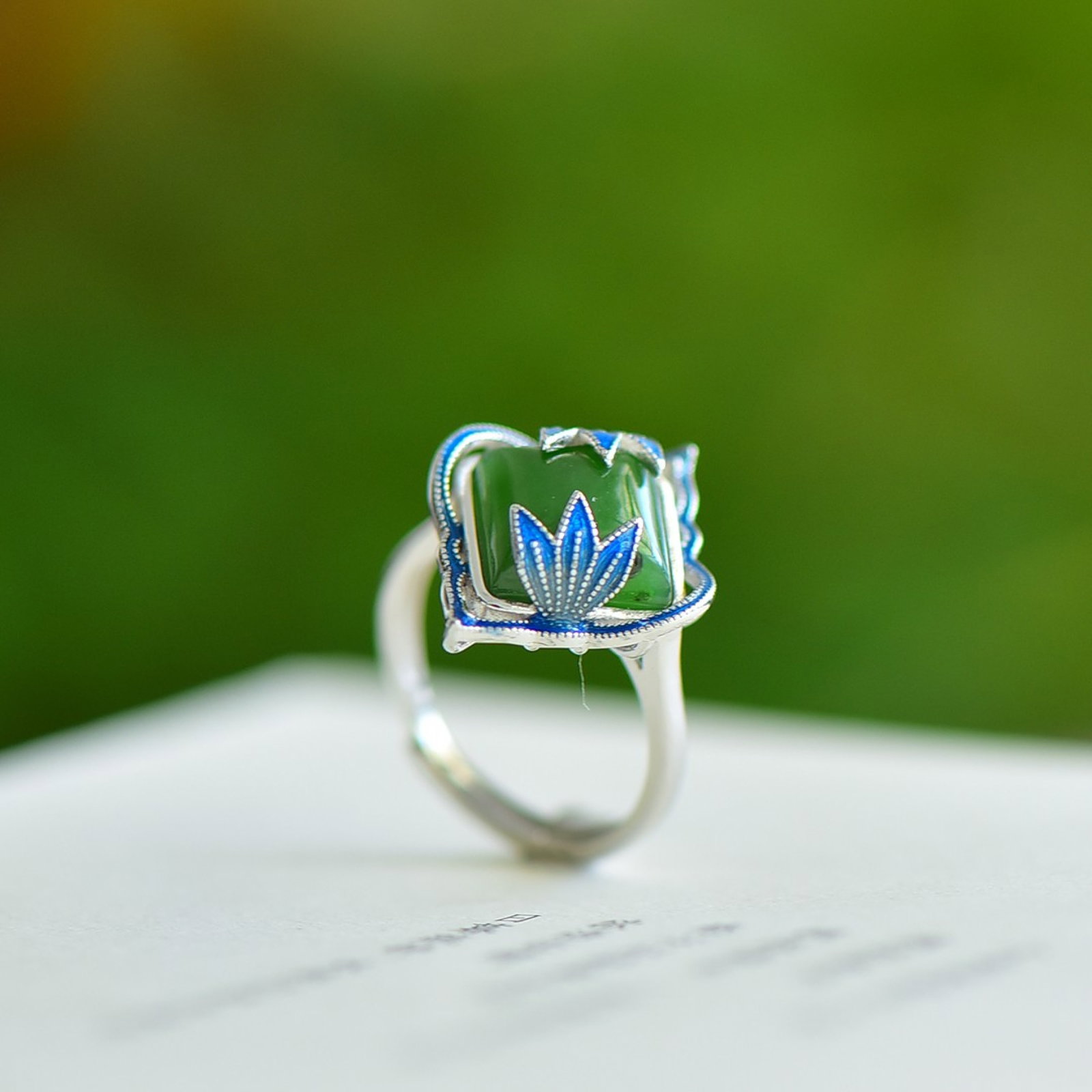 An Exquisite Sterling Silver Inlaid Jasper Ring: An Exquisite Sterling Silver Inlaid Jasper Ring,Size:10mmx10mm 纯银镶碧玉戒指