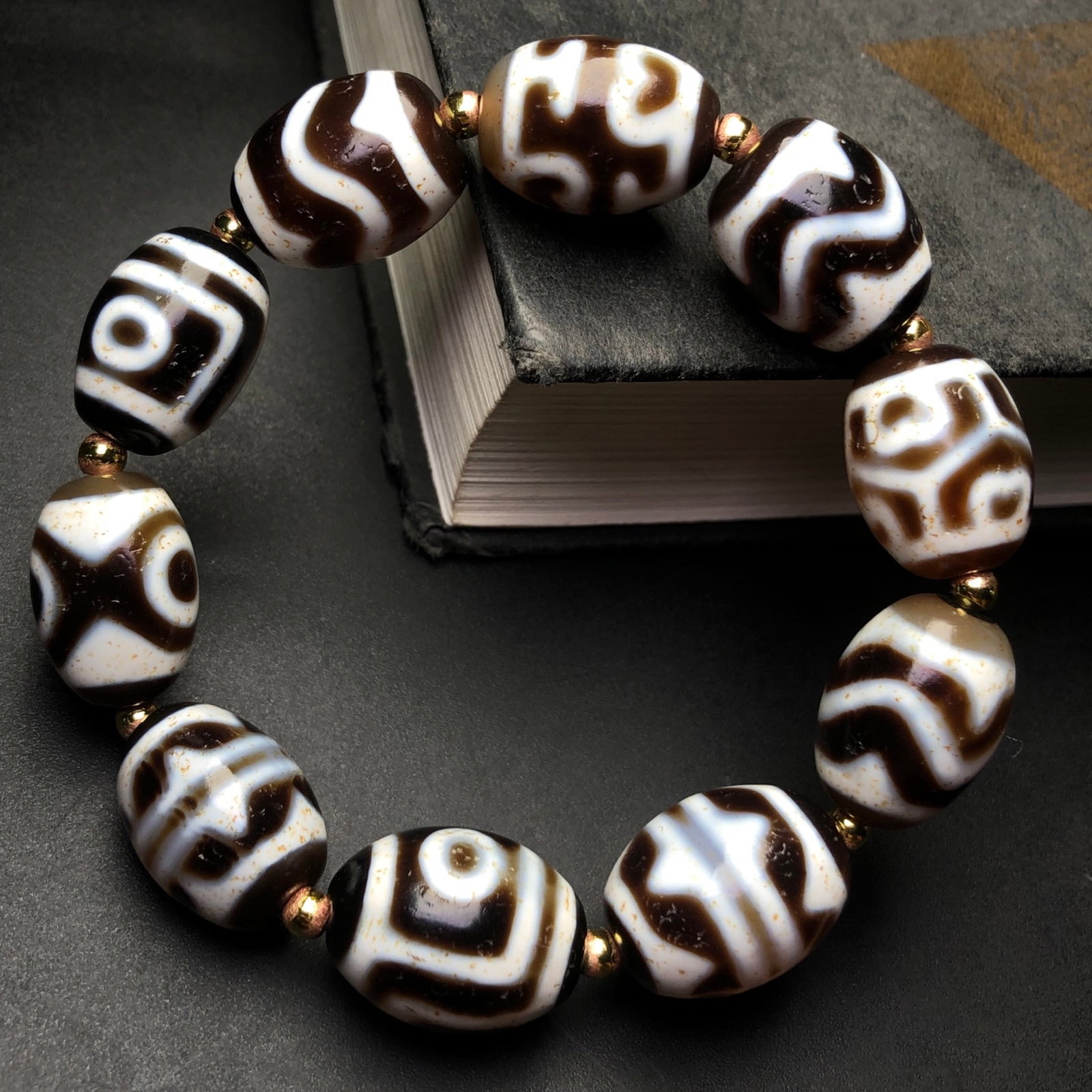 An Exquisite Dzi Bead Bracelets: An Exquisite Dzi Bead Bracelets,Size:20mmx15mm 天珠手串