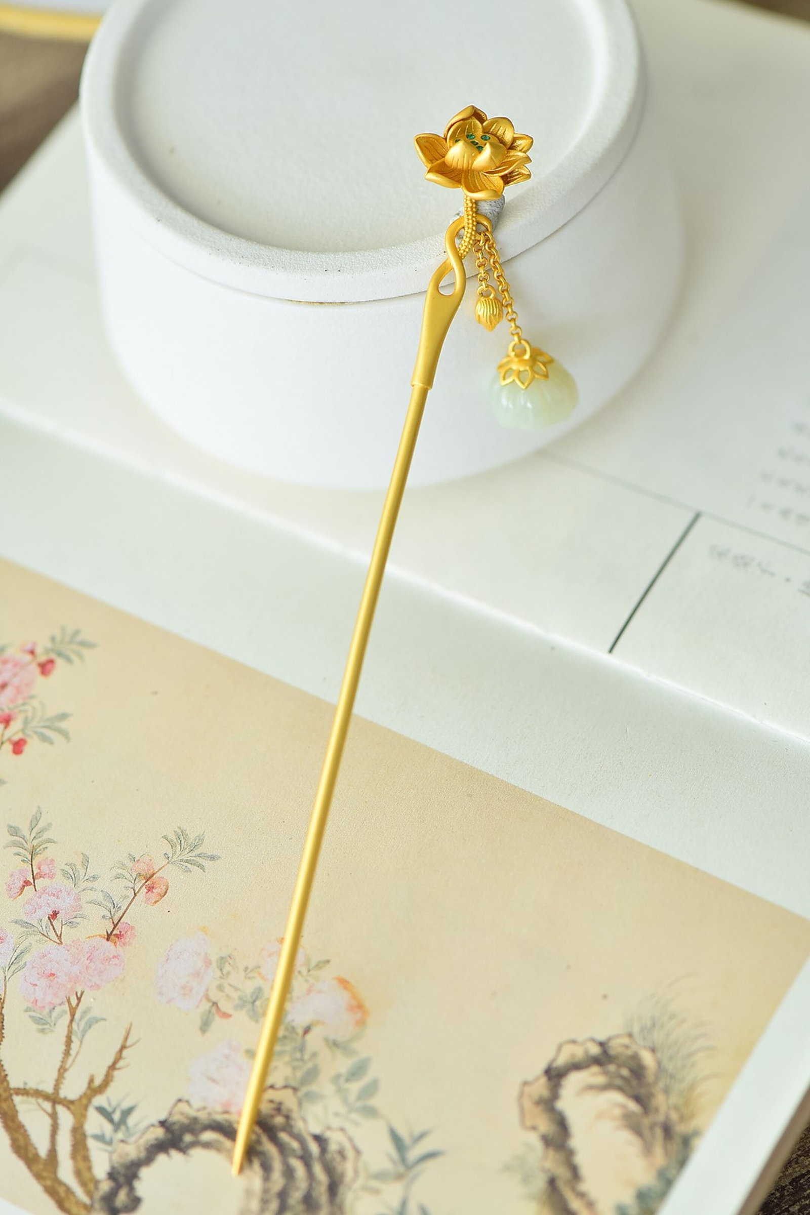 An Exquisite Sterling Silver-Gold Plated Inlaid White Jade Hairpin: An Exquisite Sterling Silver-Gold Plated Inlaid White Jade Hairpin,Size:14mmx14mm 纯银镀金镶白玉发簪