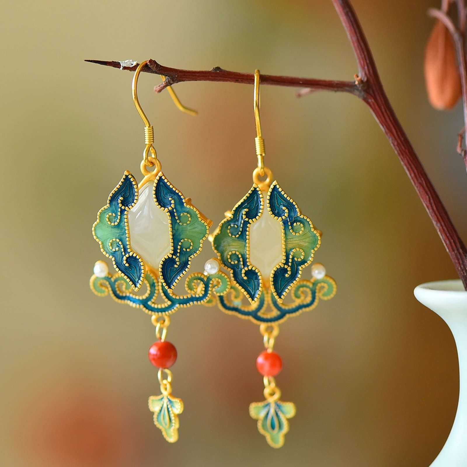 A Pair of Exquisite Sterling Silver-Gold Plated Inlaid White Jade Enamel Earrings,Inlaid Pearl: A Pair of Exquisite Sterling Silver-Gold Plated Inlaid White Jade Enamel Earrings,Inlaid Pearl,Size:10mmx10mm