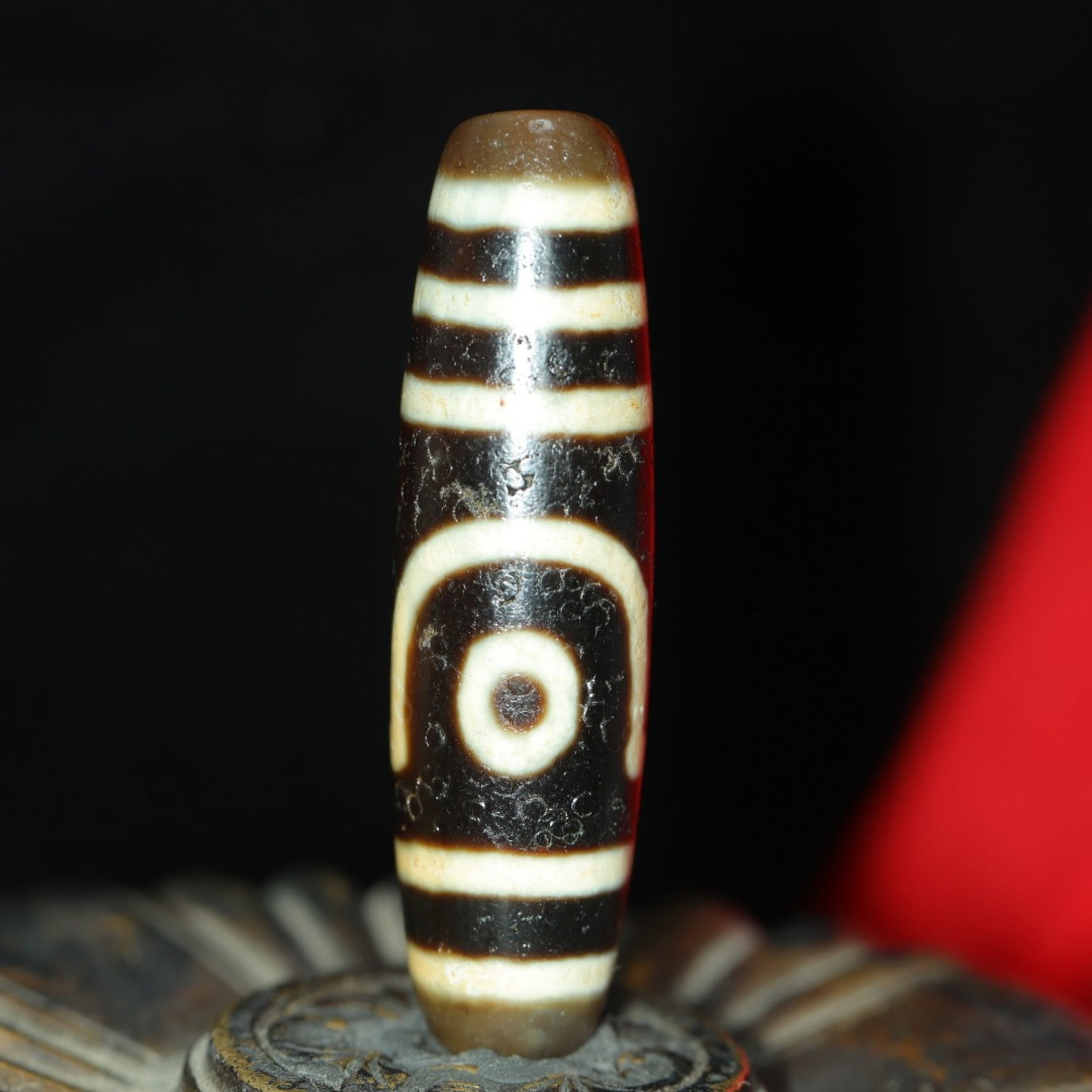 An Exquisite Two Eyes Dzi Bead Pendant: An Exquisite Two Eyes Dzi Bead Pendant，Size：56mmx15mm，Weight：19g 两眼天珠挂件