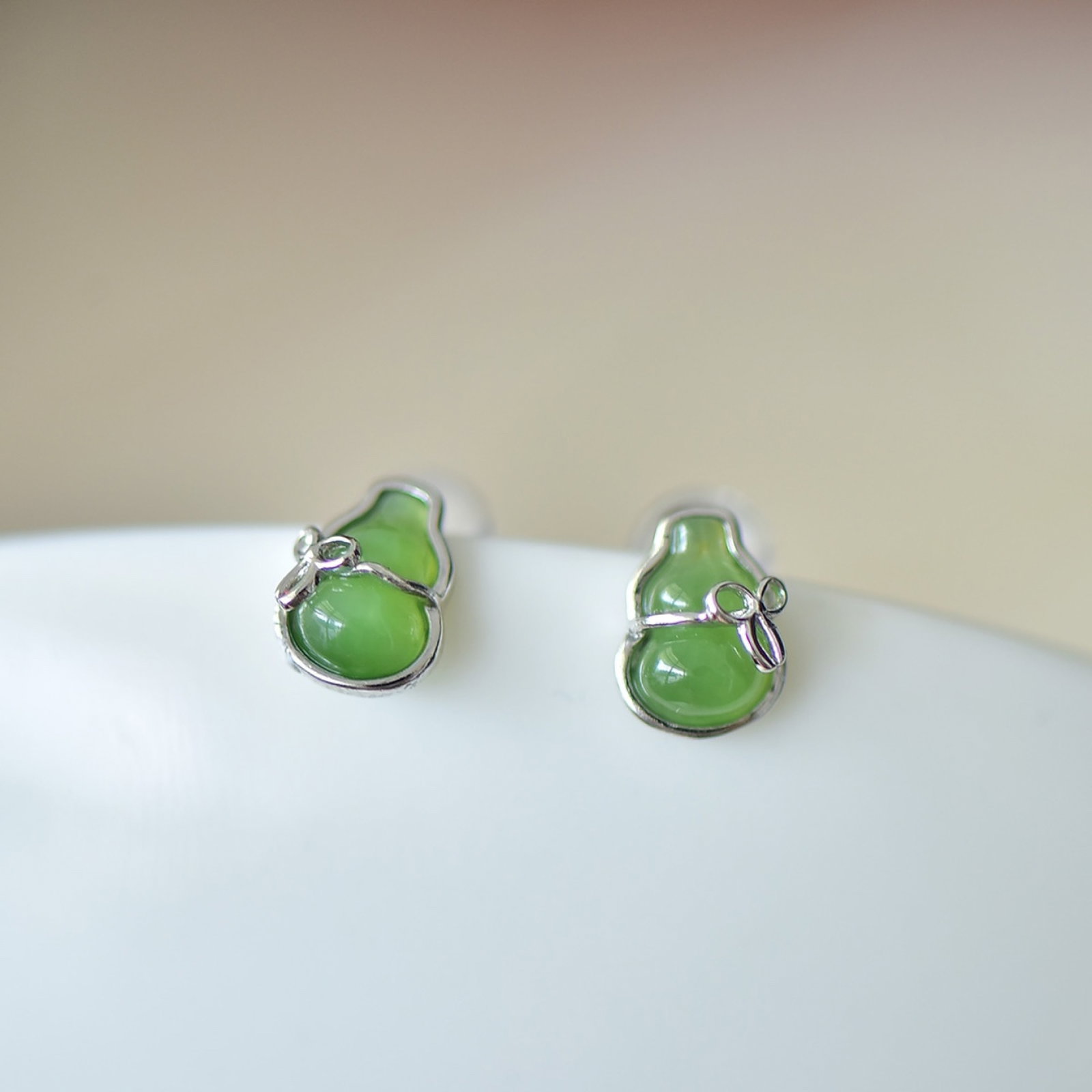 A Pair of Exquisite Sterling Silver Inlaid Jasper Gourd Earrings: A Pair of Exquisite Sterling Silver Inlaid Jasper Gourd Earrings,Size:5mmx7mm 一对纯银镶碧玉葫芦耳钉