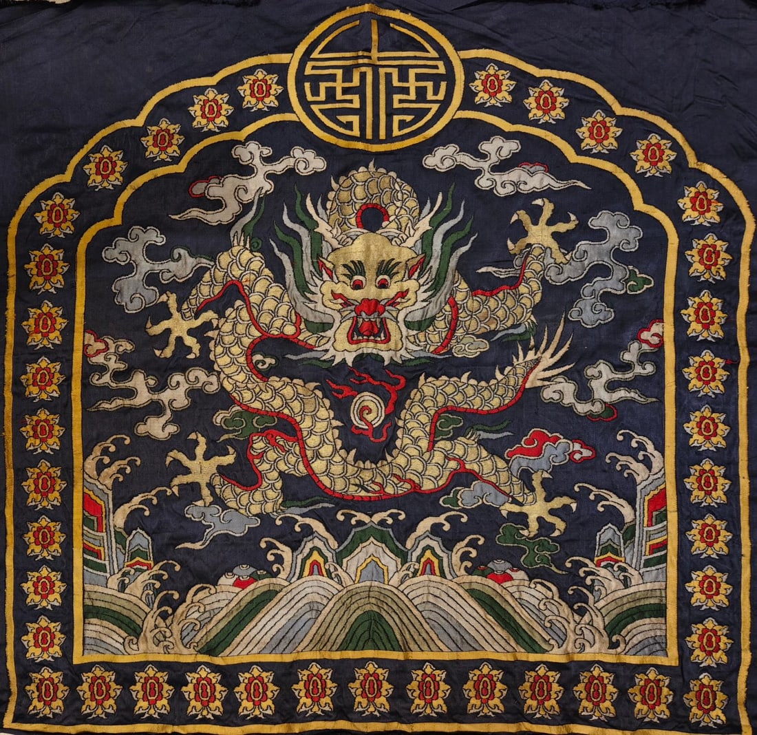 An exquisite dragon pattern brocade (1 of 8)