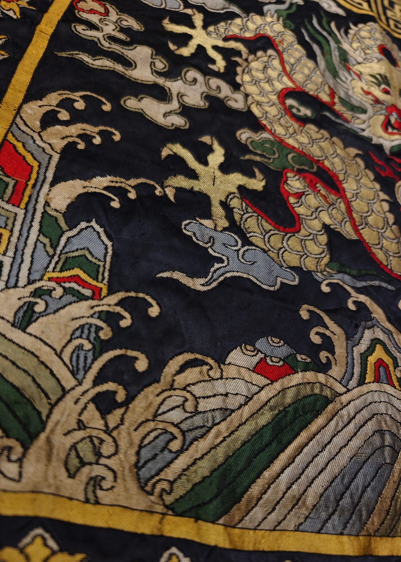 An exquisite dragon pattern brocade - 8