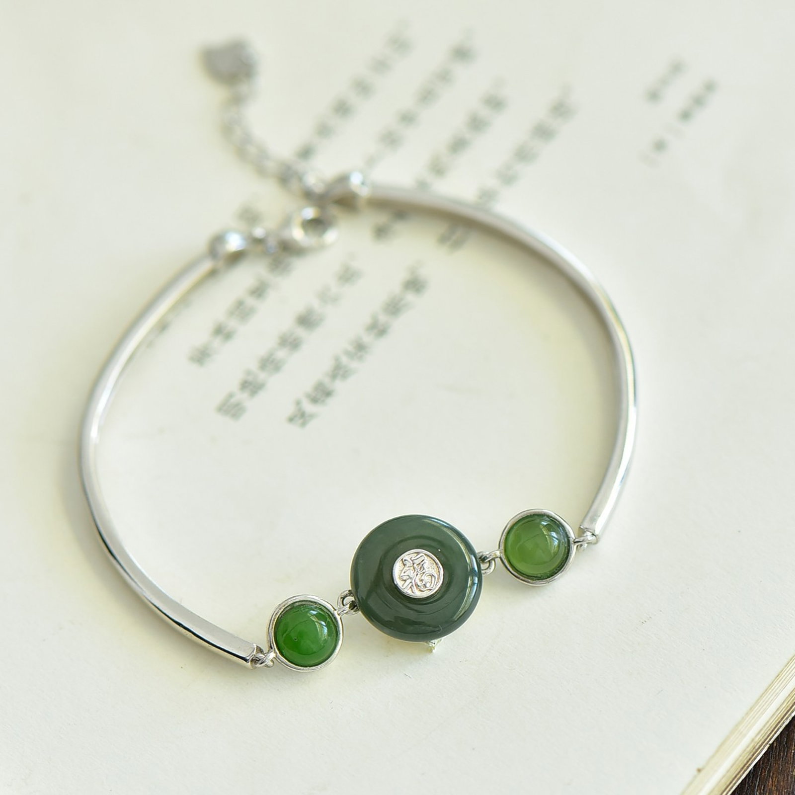 An Exquisite Sterling Silver Inlaid Greenish Jade Bracelet,Inlaid Jasper: An Exquisite Sterling Silver Inlaid Greenish Jade Bracelet,Inlaid Jasper,Size:13mmx13mm 纯银镶青玉手链，嵌碧玉