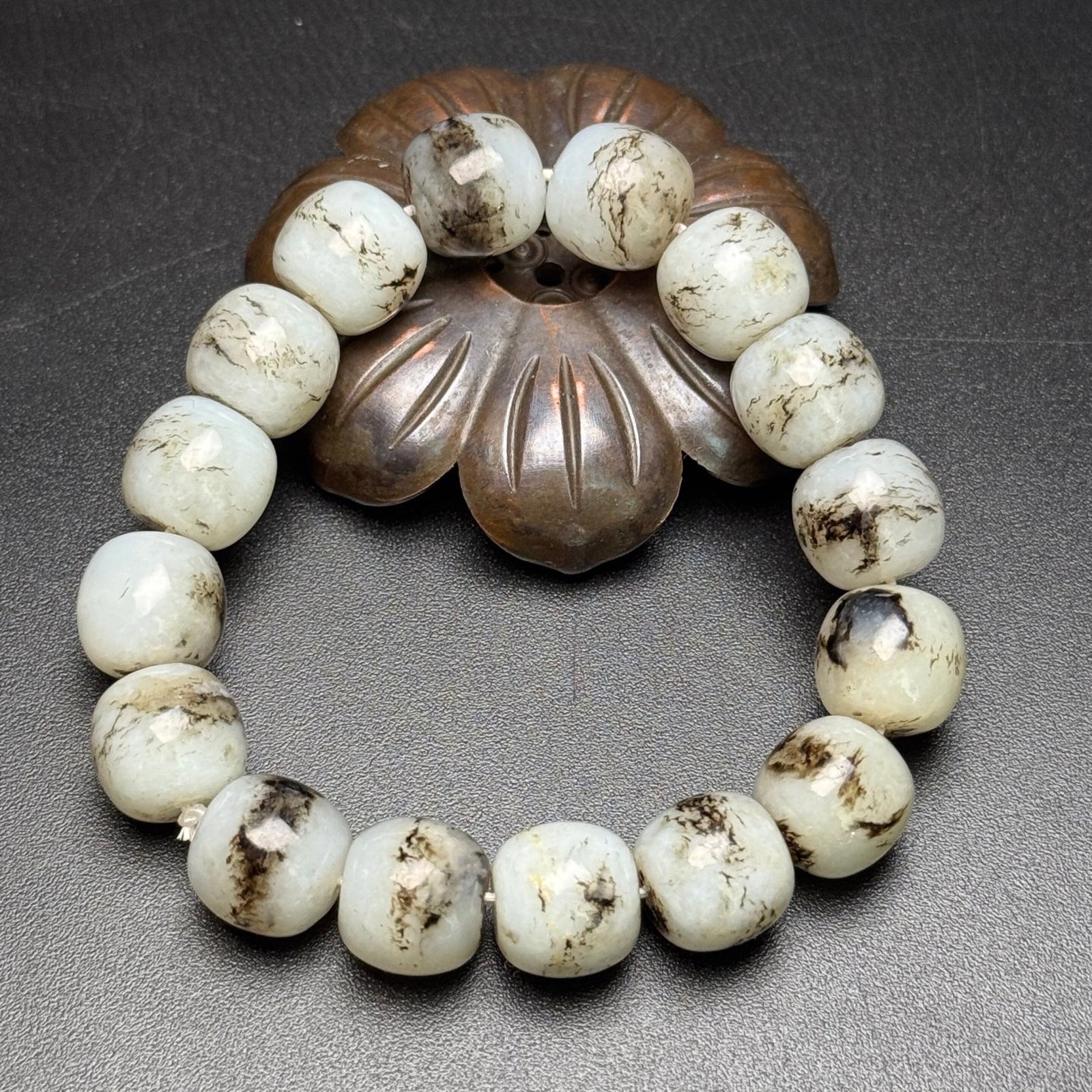 An Exquisite White Jade Bracelets: An Exquisite White Jade Bracelets,Qing Dynasty,China,Size:14mmx13mm,Total Weight:72g 白玉手串,中国清代