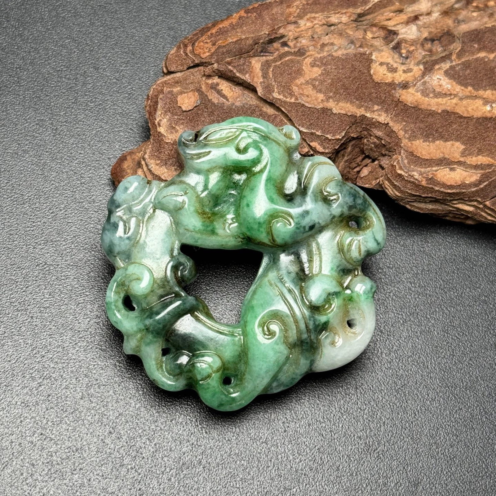 An Exquisite Jadeite Dragon Pattern Pendant: An Exquisite Jadeite Dragon Pattern Pendant,Qing Dynasty,China,Size:48mmx50mmx11mm,Weight:45g 翡翠龙纹挂件,中国清代