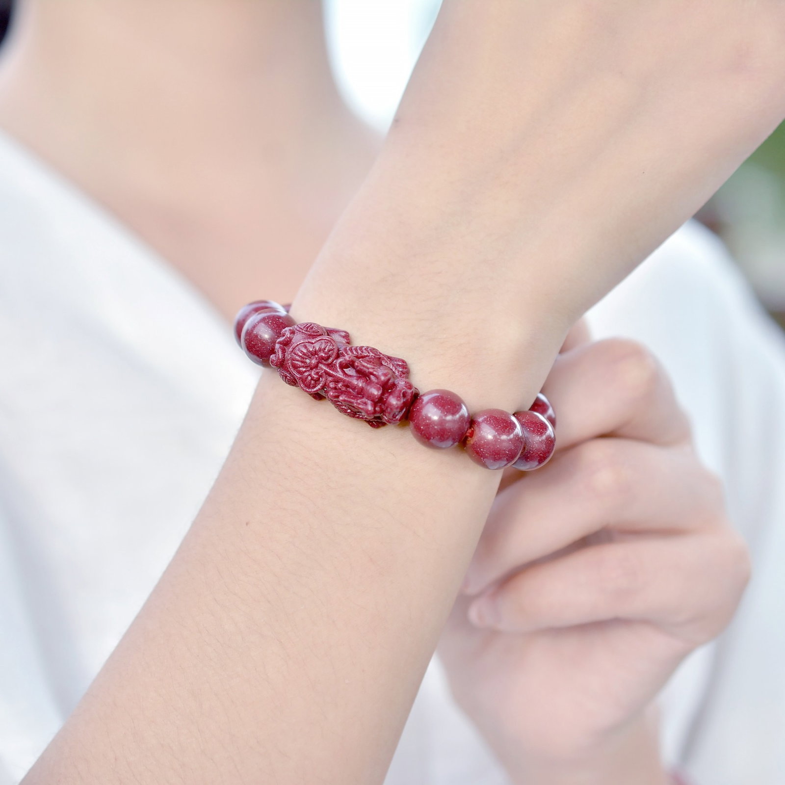 An Exquisite Cinnabar Auspicious Beast Pattern Bracelets: An Exquisite Cinnabar Auspicious Beast Pattern Bracelets,Size:12mmx12mm (寓意)吉祥招财喜庆、驱邪避凶 朱砂ĩ