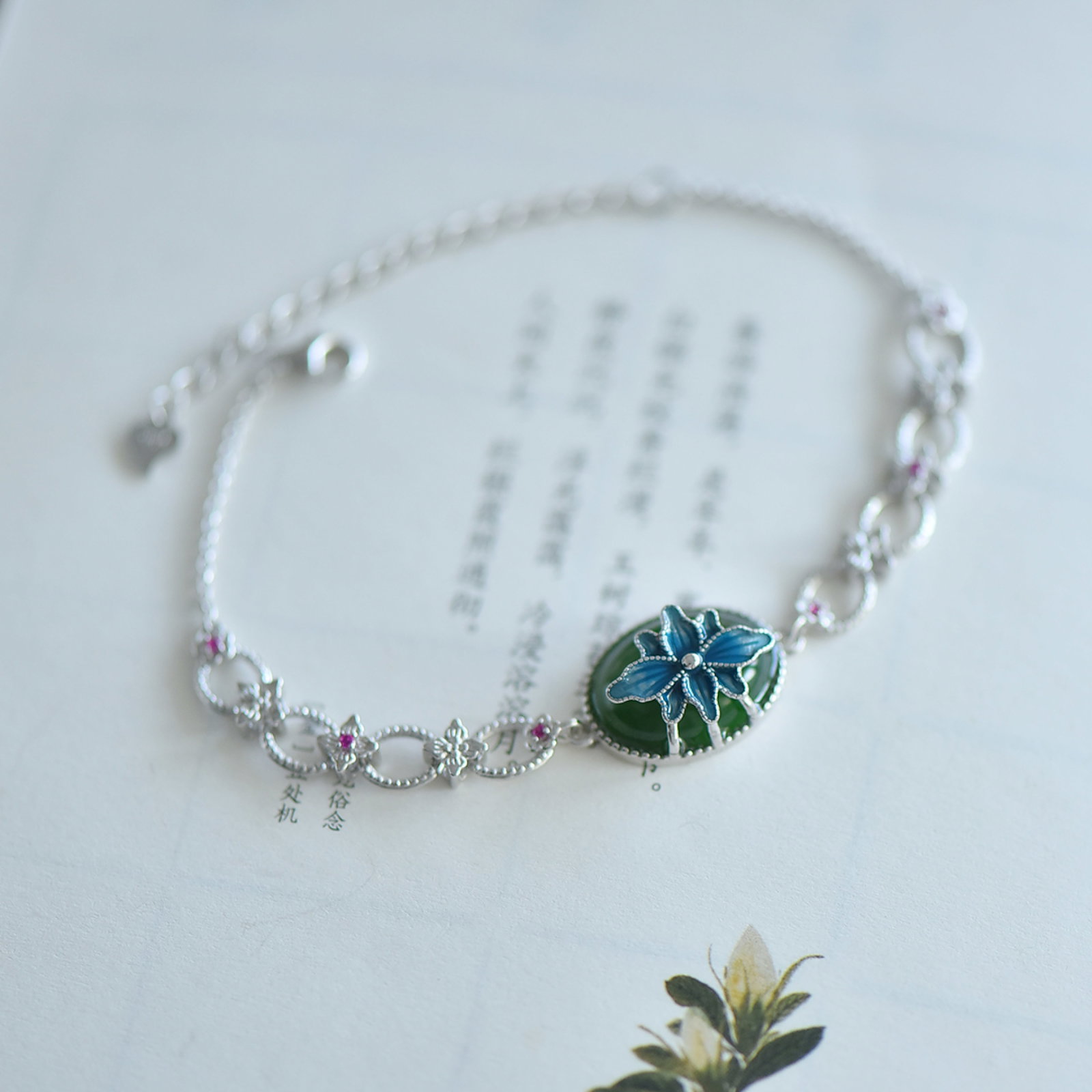 An Exquisite Sterling Silver Inlaid Jasper Enamel Bracelet,Inlaid Diamond: An Exquisite Sterling Silver Inlaid Jasper Enamel Bracelet,Inlaid Diamond,Size:12mmx16mm 纯银镶碧玉珐琅手链，嵌钻石