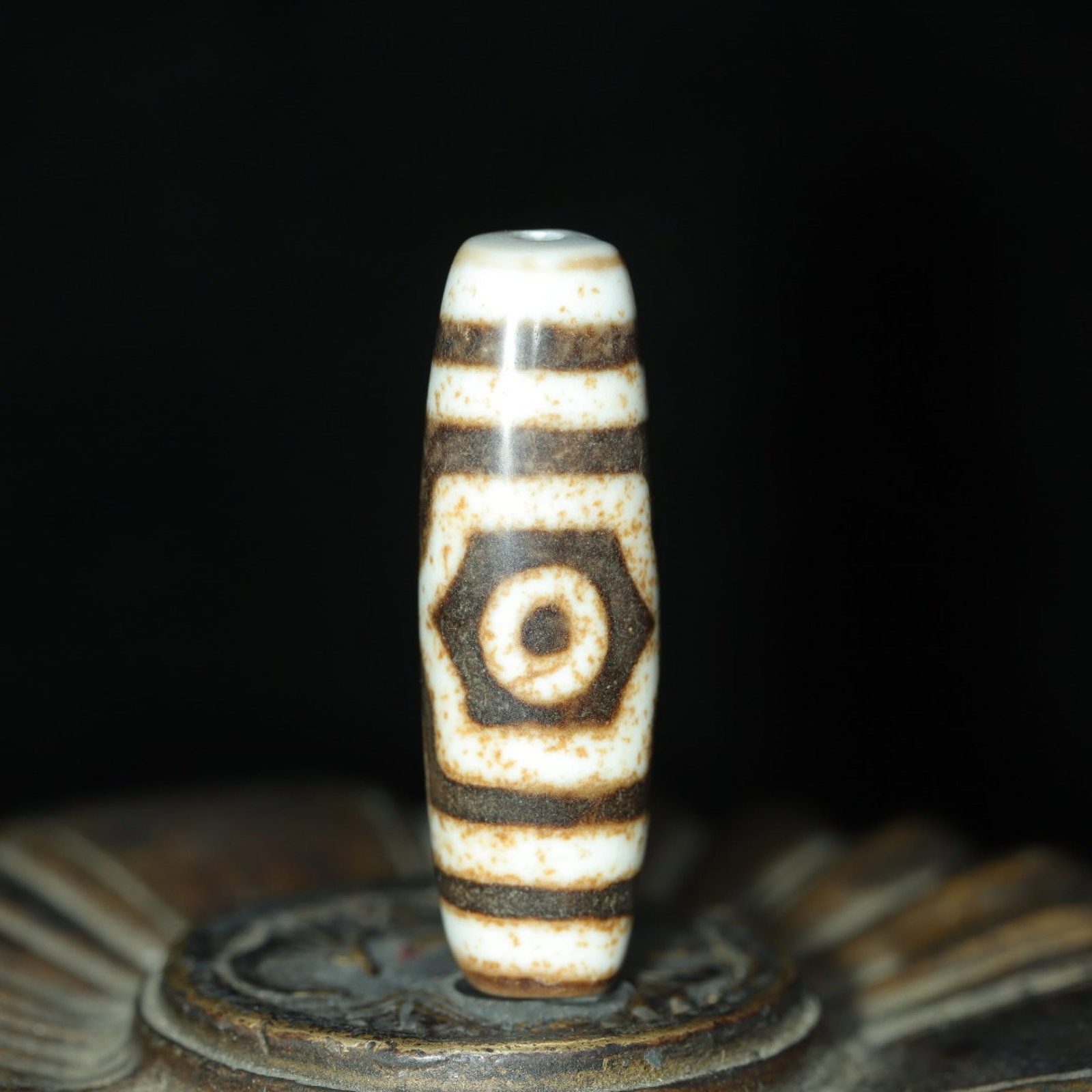 An Exquisite Three Eyes Dzi Bead Bracelets (1 of 9)