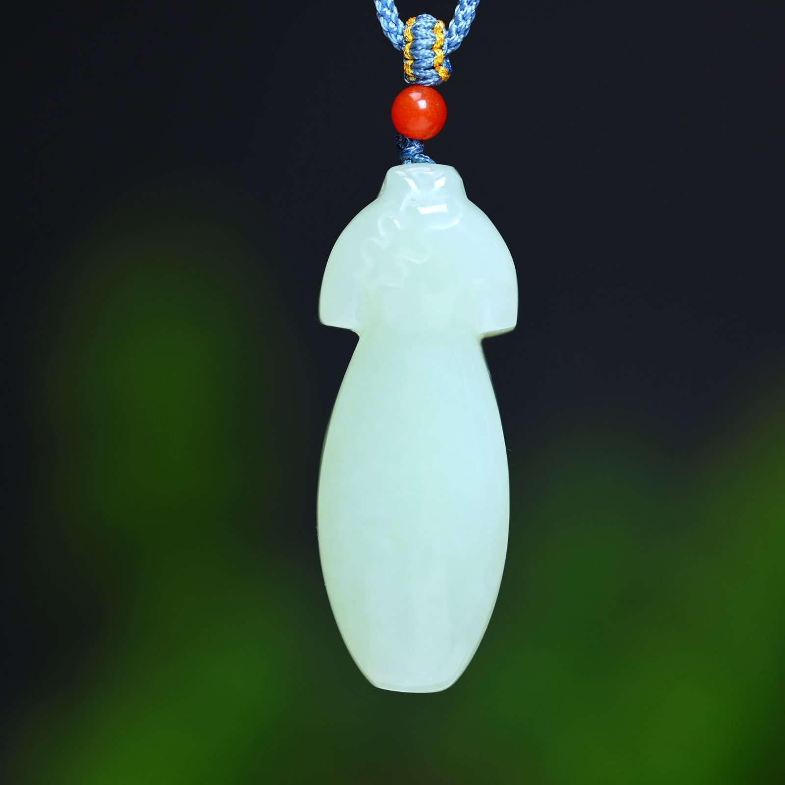 An Exquisite White Jade Pendant: An Exquisite White Jade Pendant,Size:18mmx50mm (寓意)尊重 高雅 成熟和魅力的象征 白玉吊坠