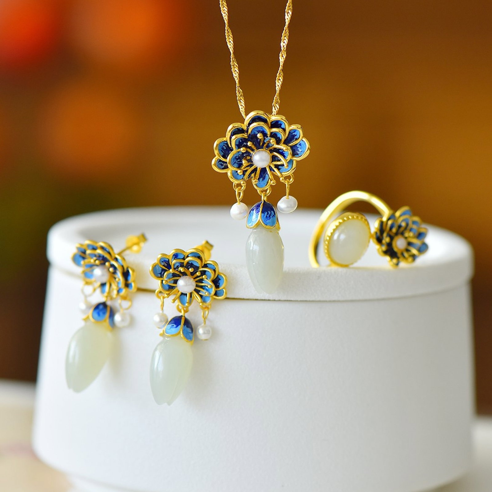 A Set of Fine Sterling Silver-Gold Plated Inlaid White Jade Jewelrys,Inlaid Pearl: A Set of Fine Sterling Silver-Gold Plated Inlaid White Jade Jewelrys,Inlaid Pearl 一套纯银镀金镶白玉首饰,嵌珍珠