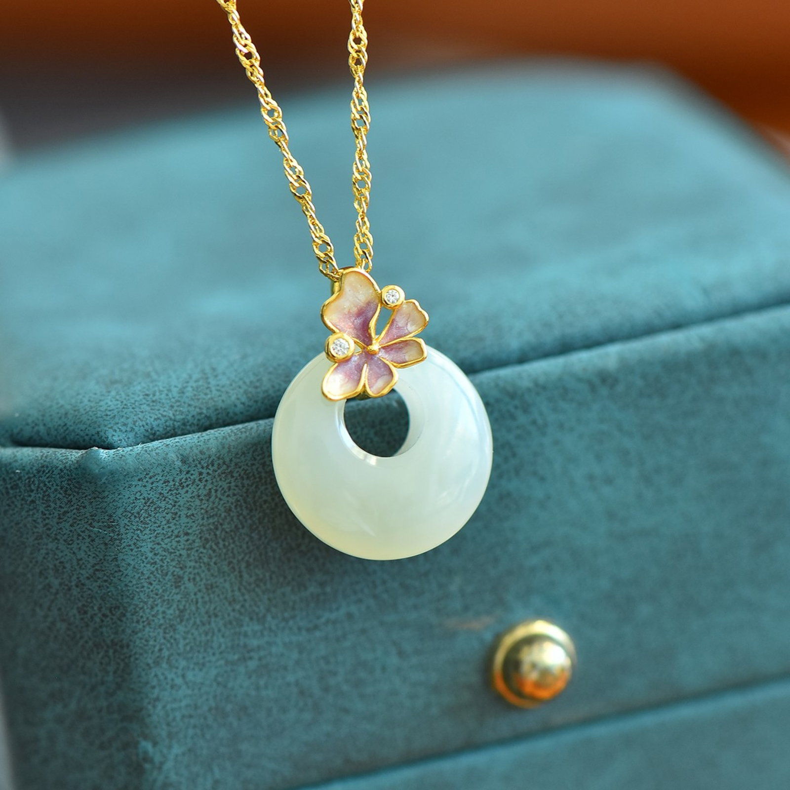 An Exquisite Sterling Silver-Gold Plated Inlaid White Jade Pendant: An Exquisite Sterling Silver-Gold Plated Inlaid White Jade Pendant,Size:15mmx15mm 纯银镀金镶白玉吊坠