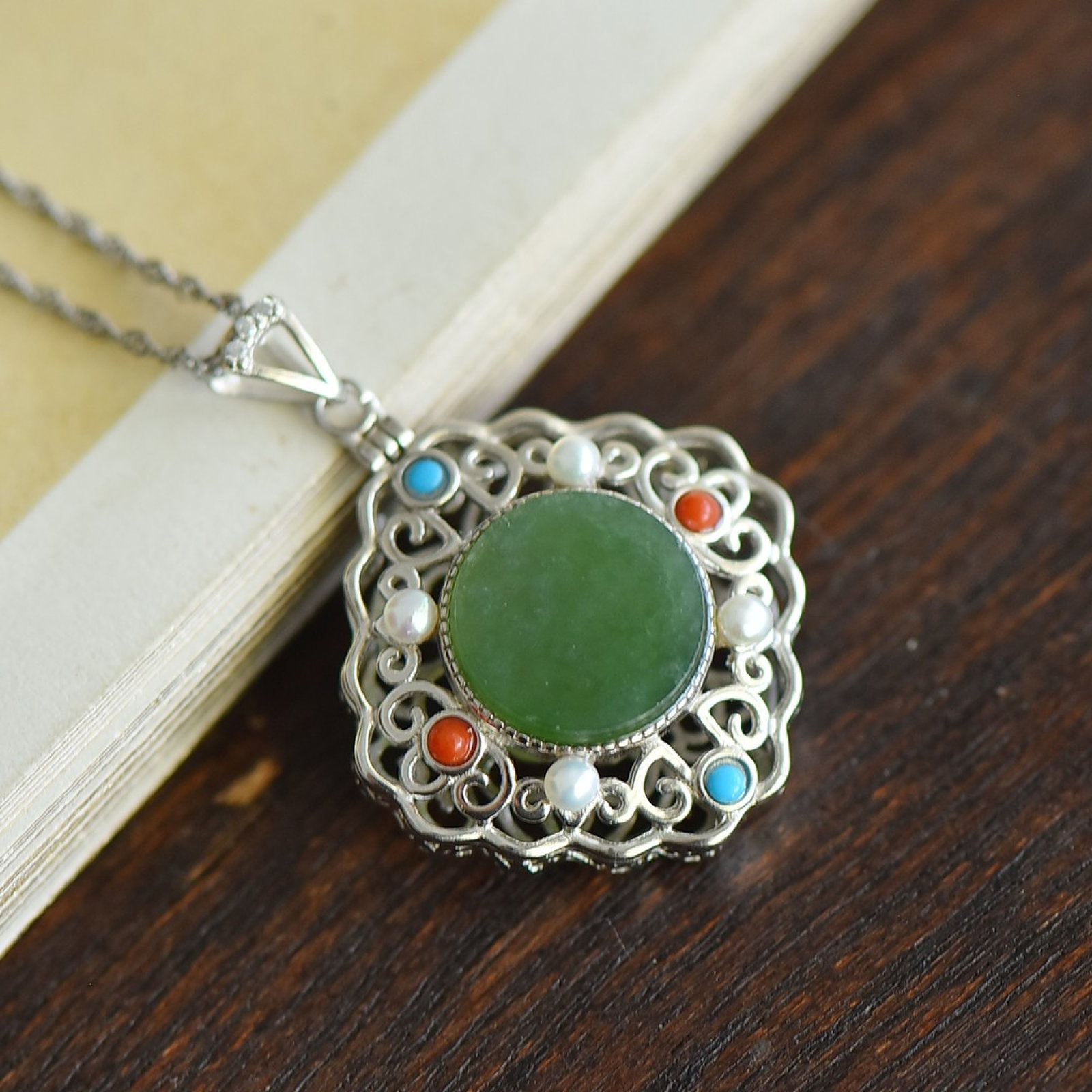 An Exquisite Sterling Silver Inlaid Jasper Pendant,Inlaid Pearls: An Exquisite Sterling Silver Inlaid Jasper Pendant,Inlaid Pearls 纯银镶碧玉吊坠，嵌珍珠