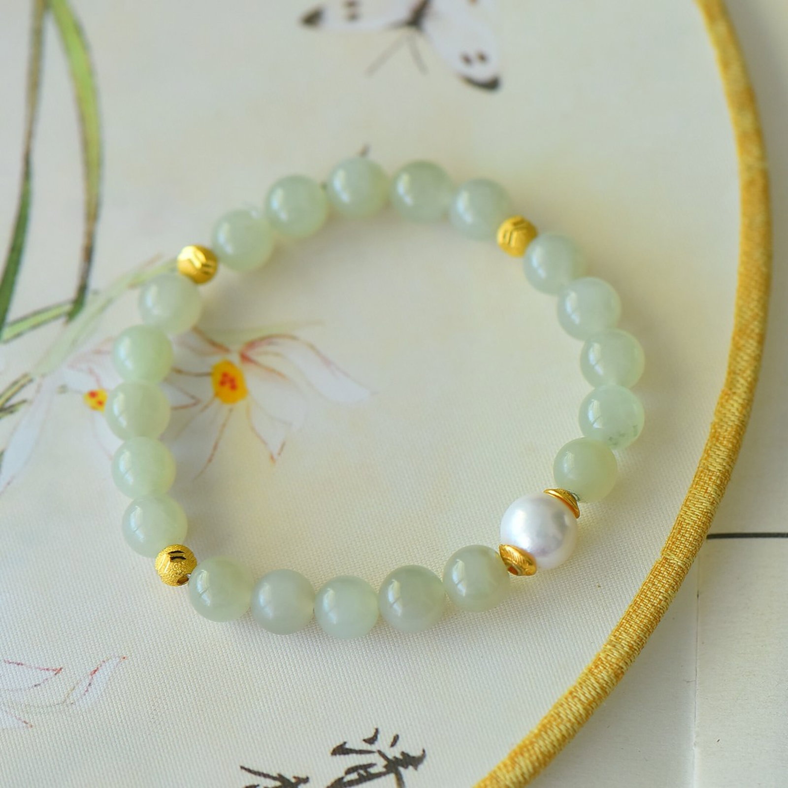 An Exquisite Sterling Silver-Gold Plated Inlaid Sapphire Bracelet: An Exquisite Sterling Silver-Gold Plated Inlaid Sapphire Bracelet 纯银镀金镶青玉手链