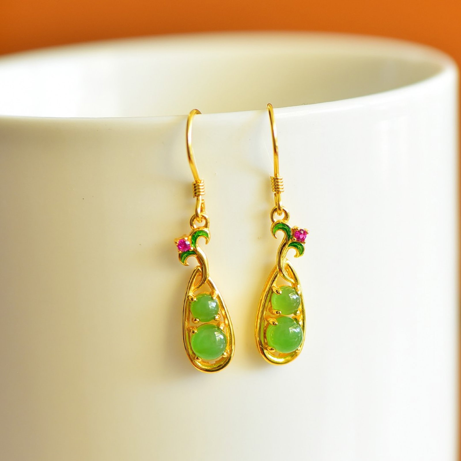 A Pair of Exquisite Sterling Silver-Gold Plated Inlaid Jasper Earrings: A Pair of Exquisite Sterling Silver-Gold Plated Inlaid Jasper Earrings,Size:5mmx5mm 一对纯银镀金镶碧玉耳环