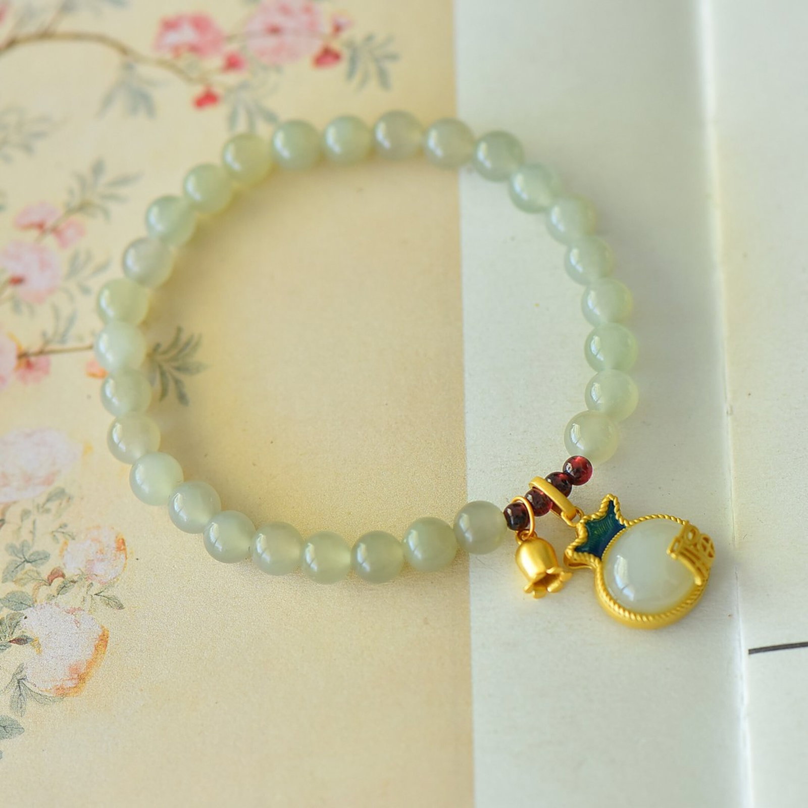 An Exquisite Sterling Silver-Gold Plated Inlaid Sapphire Bracelet: An Exquisite Sterling Silver-Gold Plated Inlaid Sapphire Bracelet 纯银镀金镶青玉手链