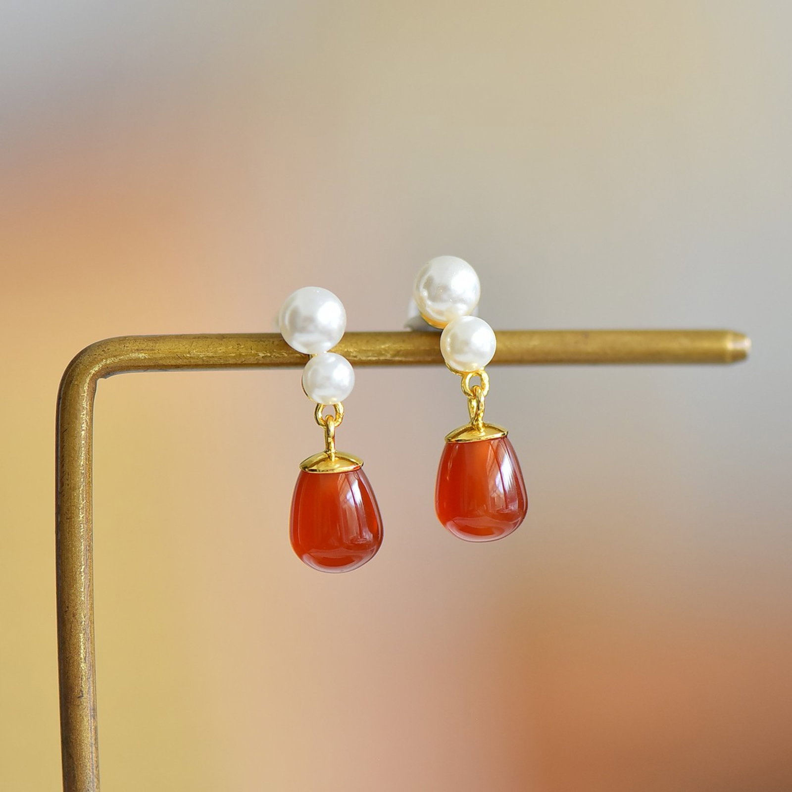 A Pair of Exquisite Sterling Silver-Gold Plated Inlaid Agate Earrings,Inlaid Pearls: A Pair of Exquisite Sterling Silver-Gold Plated Inlaid Agate Earrings,Inlaid Pearls,Size:7mmx10mm 一对纯银镀金镶玛瑙耳环,嵌Ĩ