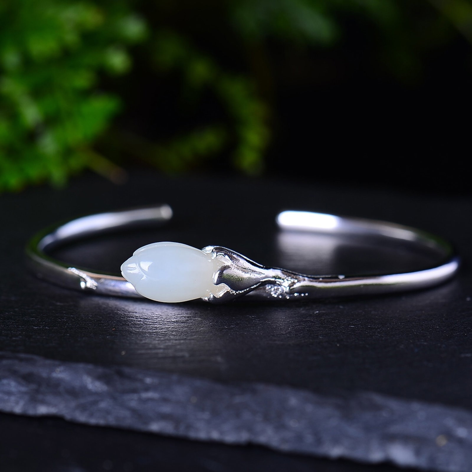 An Exquisite Sterling Silver Inlaid White Jade Bracelets: An Exquisite Sterling Silver Inlaid White Jade Bracelets,Size:9mmx17mm 纯银镶白玉手镯