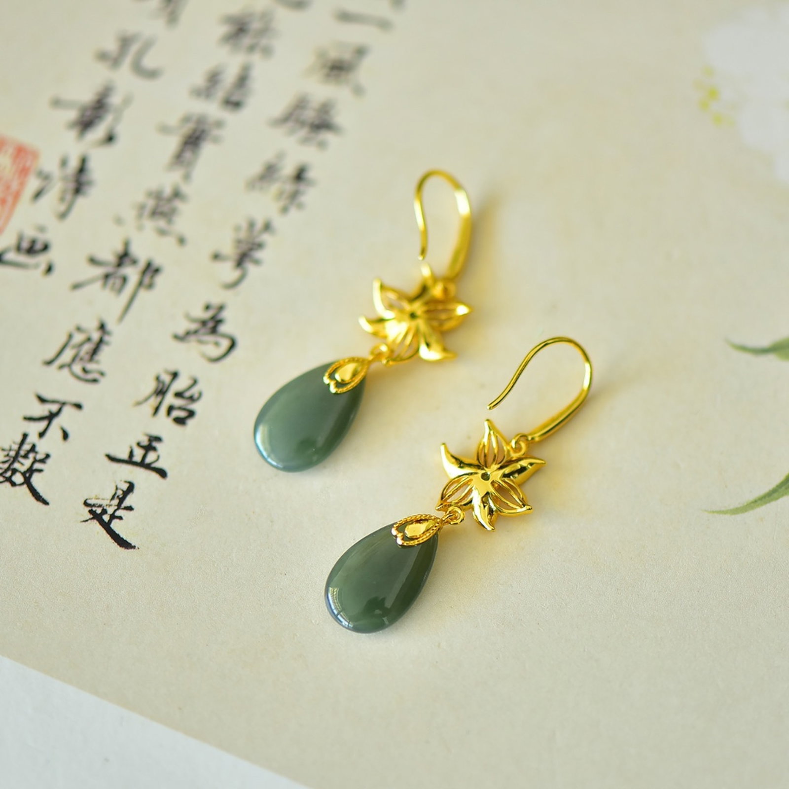 A Pair of Exquisite Sterling Silver-Gold Plated Inlaid Sapphire Earrings: A Pair of Exquisite Sterling Silver-Gold Plated Inlaid Sapphire Earrings Size:10mmx16mm 一对纯银镀金镶青玉耳环
