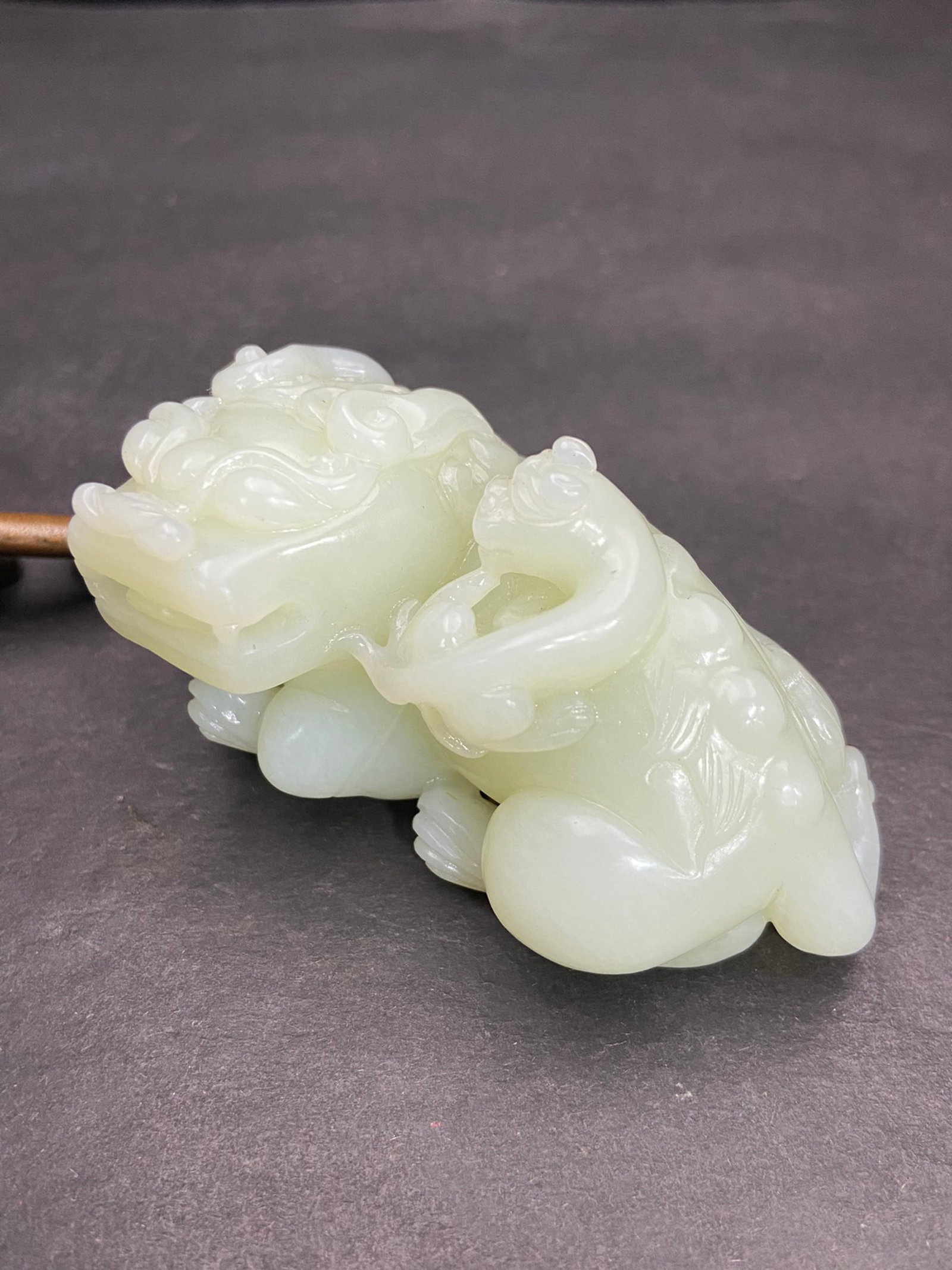 An Exquisite White Jade Lion Hand Piece: An Exquisite White Jade Lion Hand Piece,Qing Dynasty,China,Size:80mmx47mmx40.7mm,Weight:215g 白玉狮子手把件,中国清代