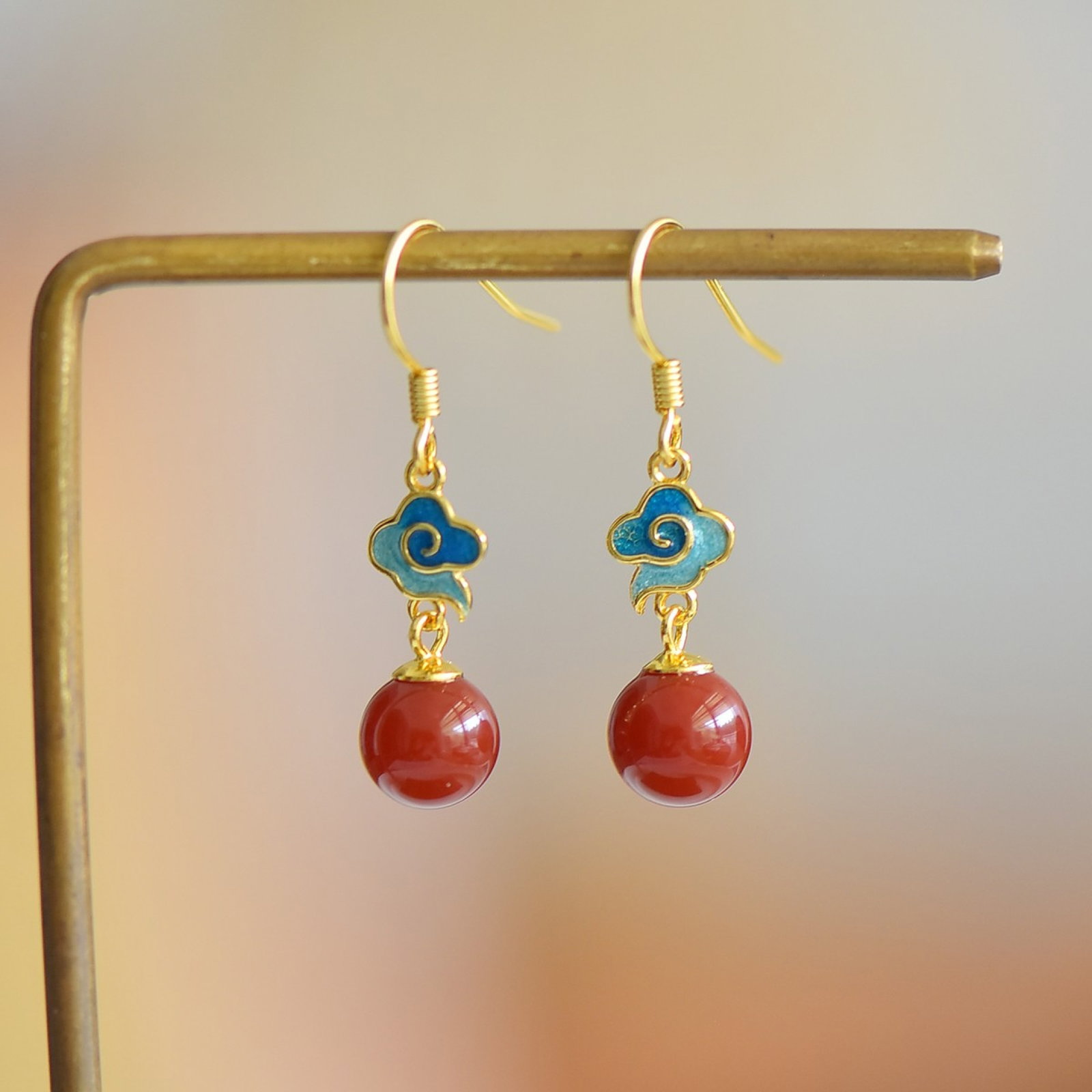 A Pair of Exquisite Sterling Silver-Gold Plated Inlaid Agate Earrings: A Pair of Exquisite Sterling Silver-Gold Plated Inlaid Agate Earrings,Size:8mmx8mm 一对纯银镀金镶玛瑙耳环