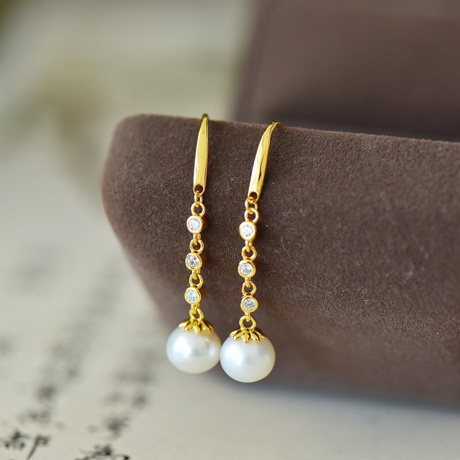 A Pair of Exquisite Sterling Silver-Gold Plated Inlaid Pearls Earrings,Inlaid Diamond: A Pair of Exquisite Sterling Silver-Gold Plated Inlaid Pearls Earrings,Inlaid Diamond,Size:8mmx8mm 一对纯银镀金镶珍珠耳环,嵌&