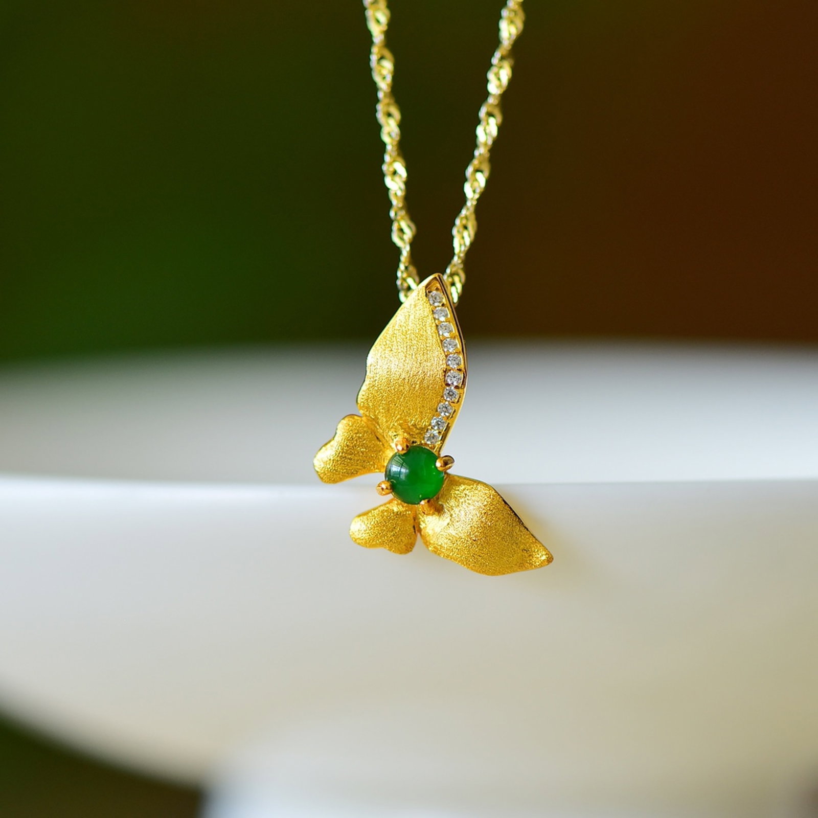 An Exquisite Sterling Silver-Gold Plated Inlaid Jadeite Pendant,Inlaid Gems: An Exquisite Sterling Silver-Gold Plated Inlaid Jadeite Pendant,Inlaid Gems Size:4mmx4mm 纯银镀金镶翡翠吊坠,嵌宝石