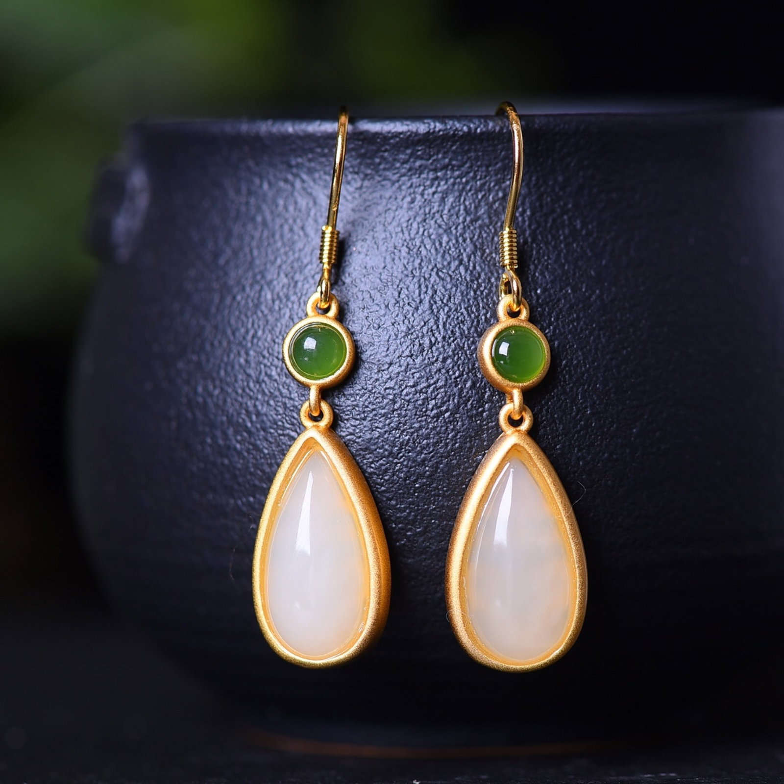 A Set of Fine Sterling Silver-Gold Plated Inlaid White Jade Jewelrys: A Set of Fine Sterling Silver-Gold Plated Inlaid White Jade Jewelrys,Size:(Pendant)18mmx18mm,(Earrings)8mmx16mm 一套纯银镀金镶白玉首饰