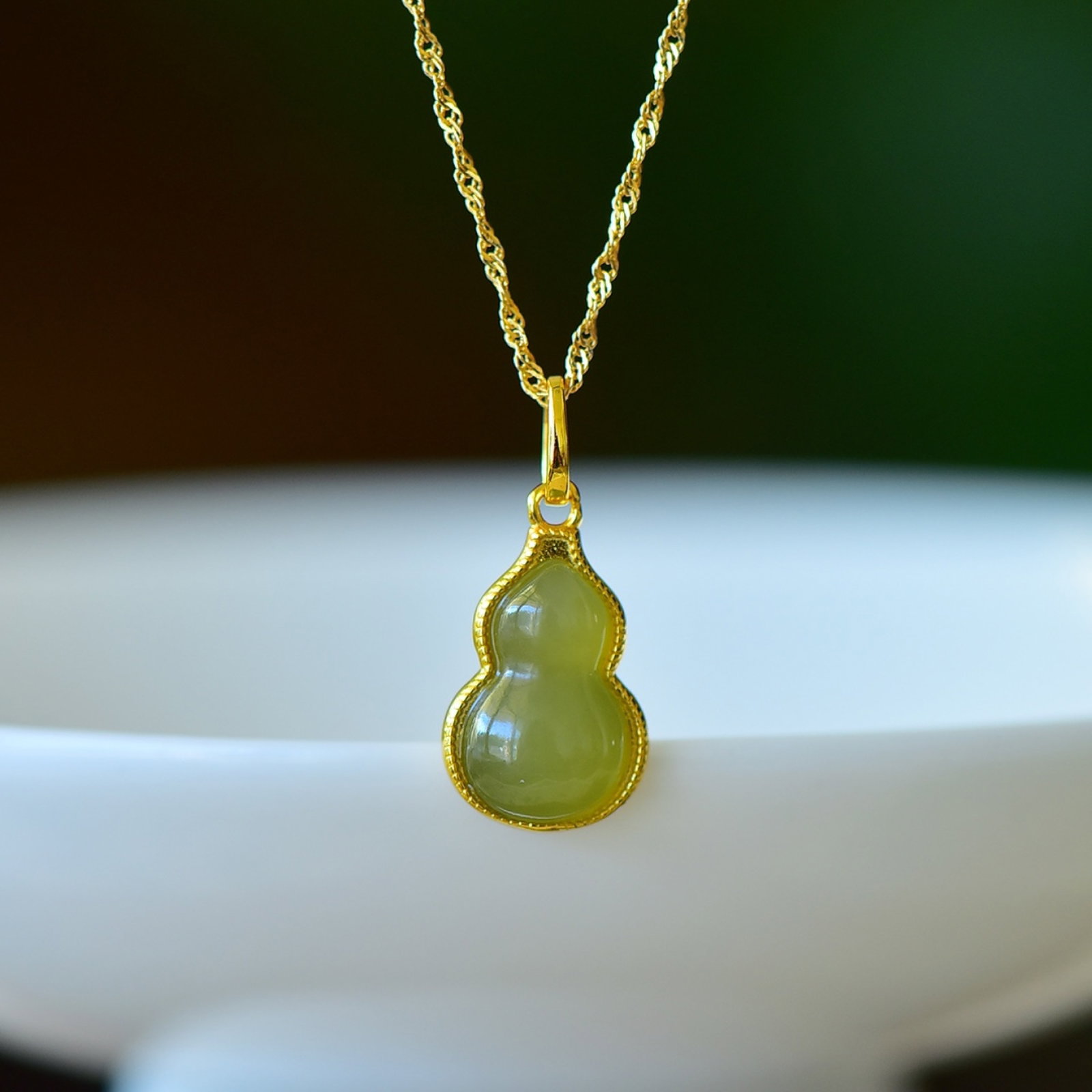 An Exquisite Sterling Silver-Gold Plated Inlaid Jasper Enamel Pendant: An Exquisite Sterling Silver-Gold Plated Inlaid Jasper Enamel Pendant,Size:9mmx14mm 纯银镀金镶碧玉珐琅吊坠